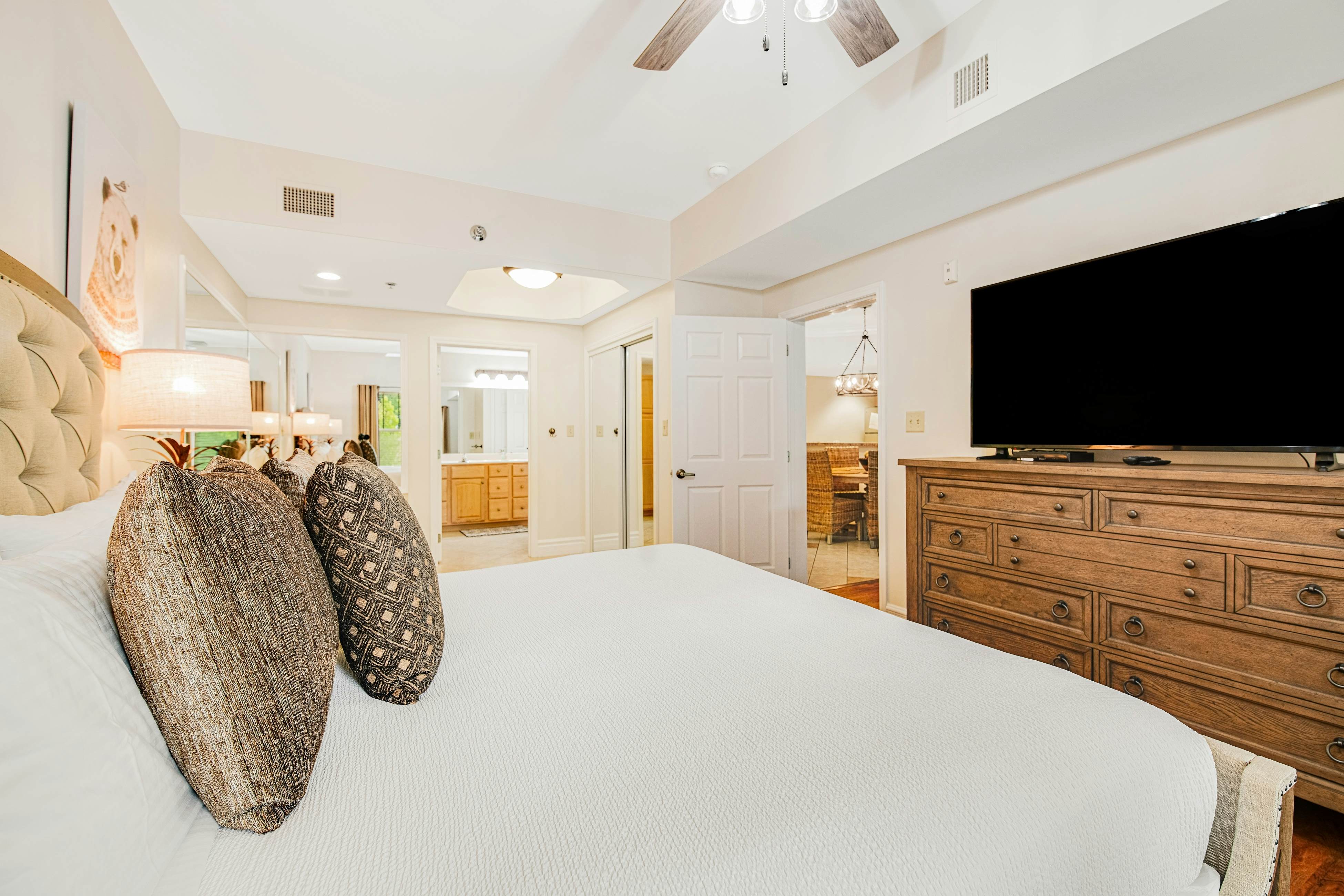 Luxury Downtown Condo, Sleeps 6・Hot tub・Gym