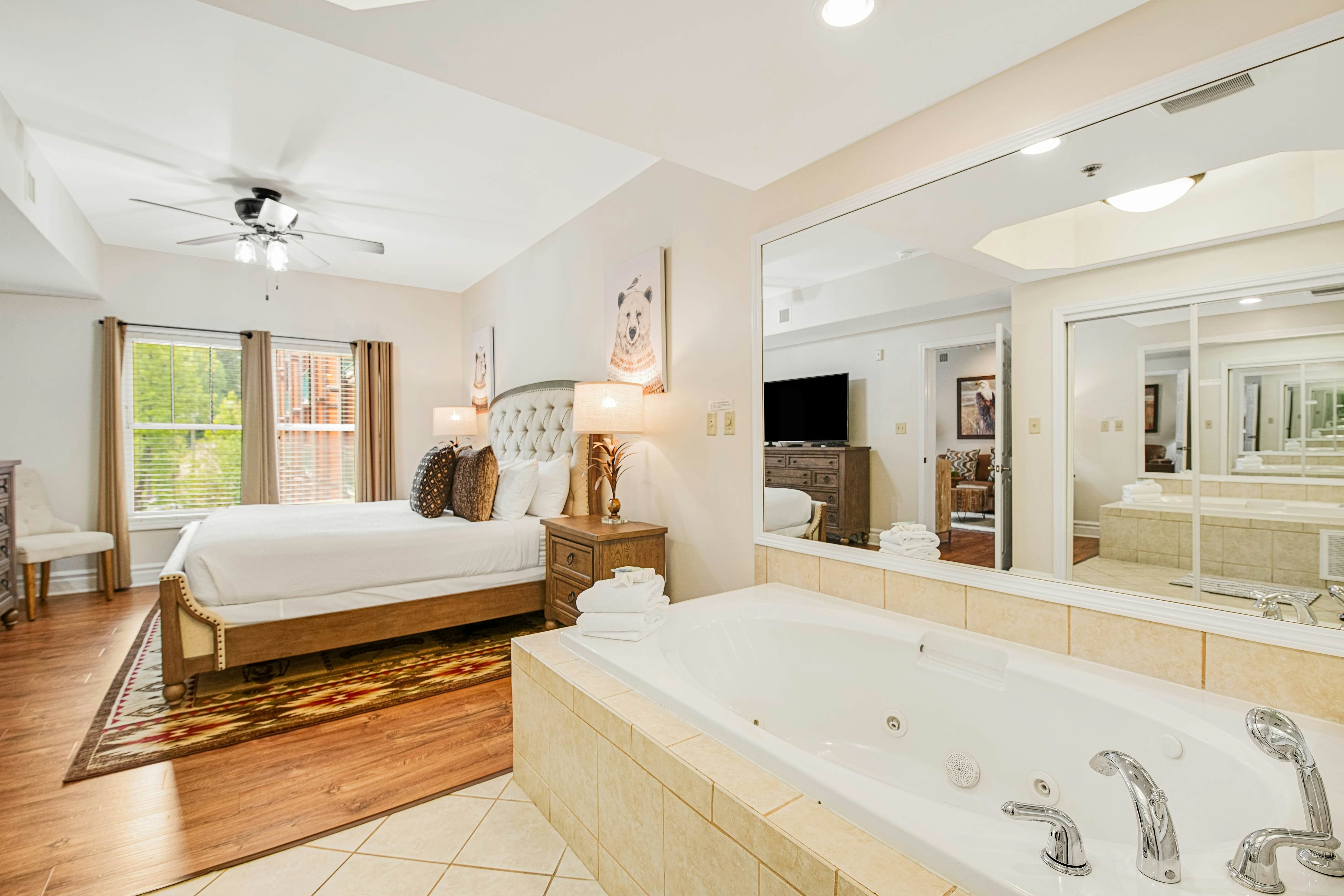 Luxury Downtown Condo, Sleeps 6・Hot tub・Gym