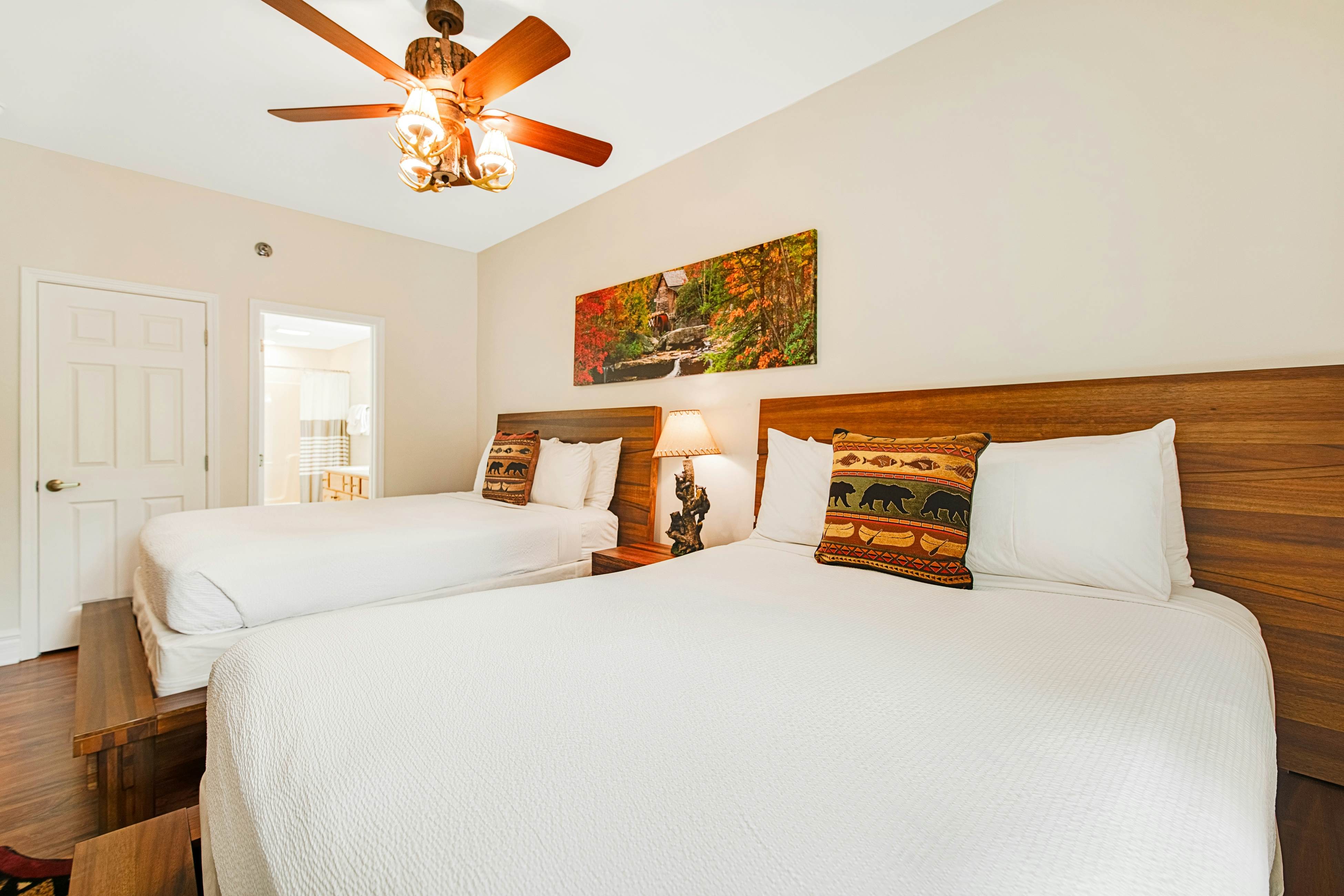 Luxury Downtown Condo, Sleeps 6・Hot tub・Gym