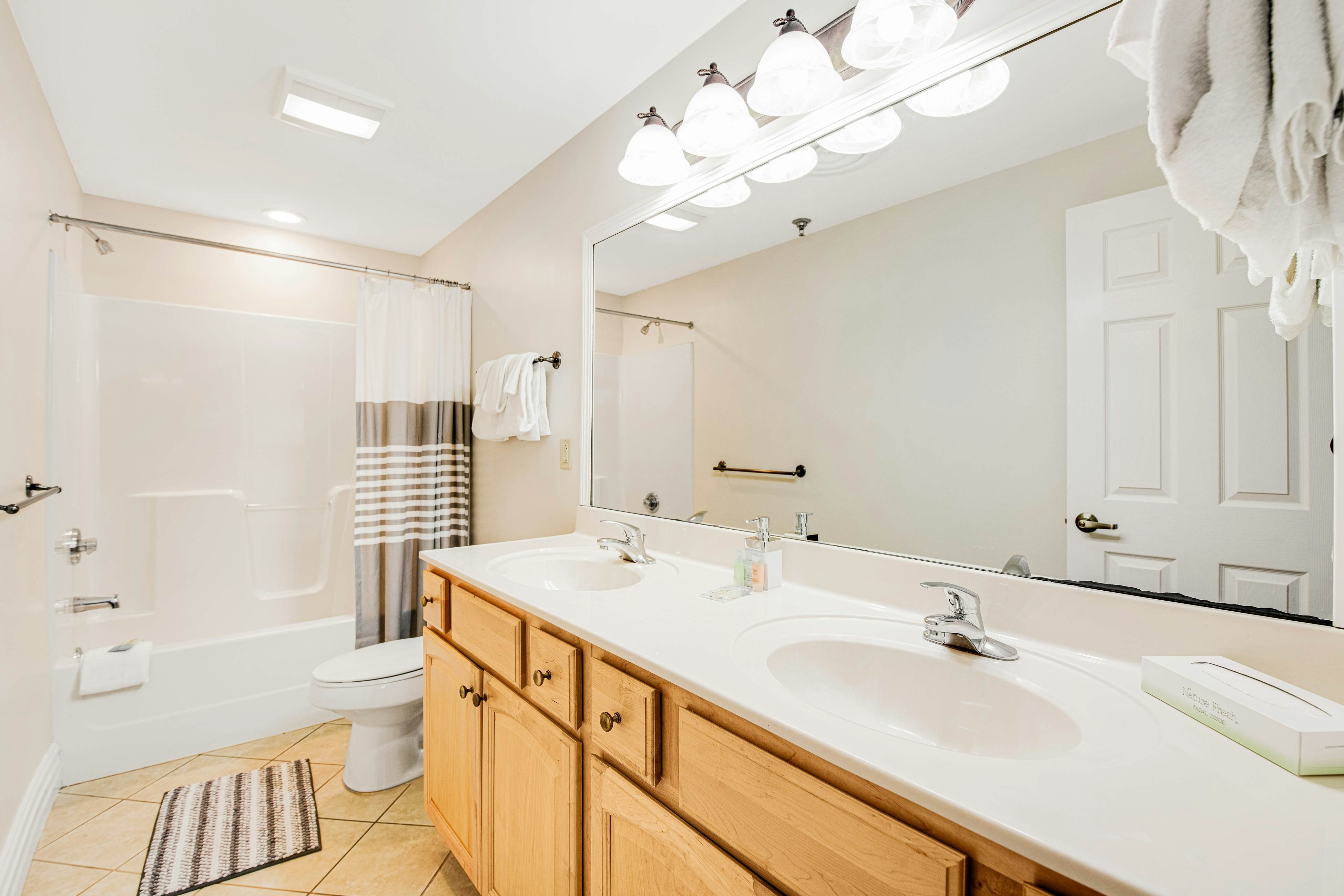 Luxury Downtown Condo, Sleeps 6・Hot tub・Gym