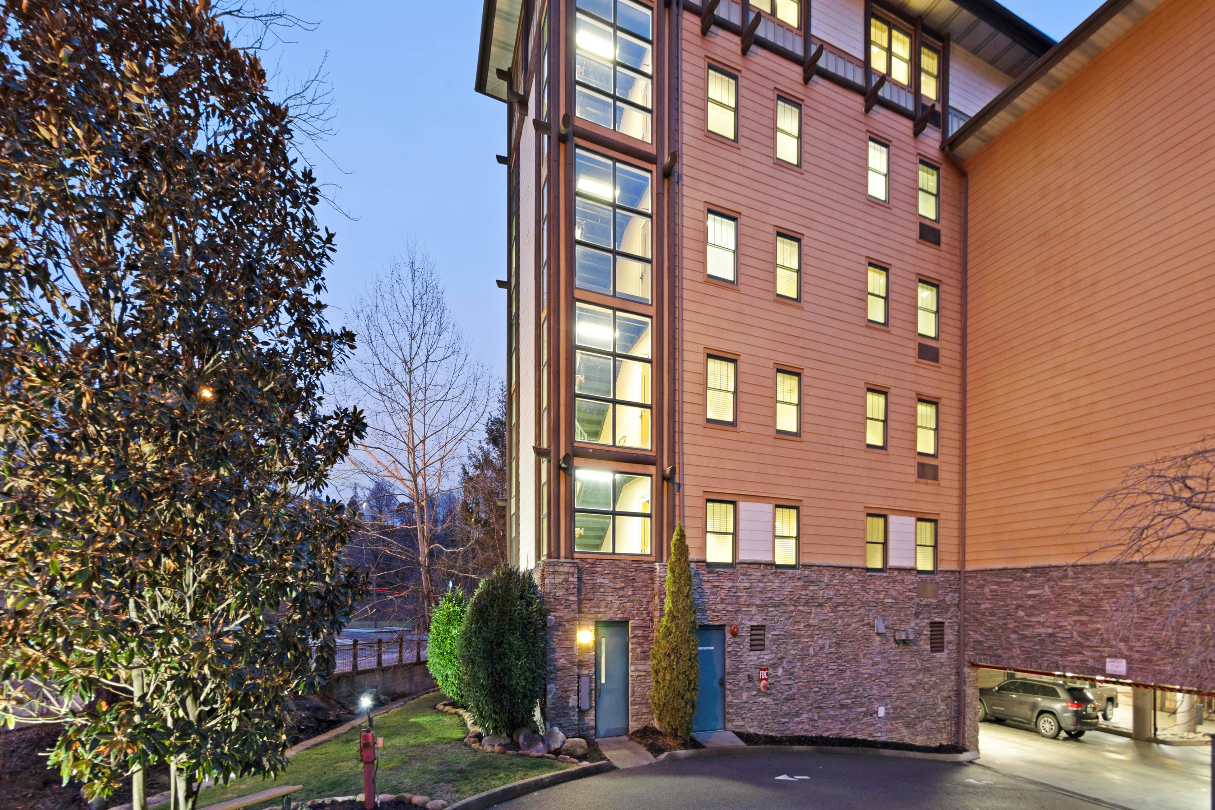 Luxury Downtown Condo, Sleeps 6・Hot tub・Gym