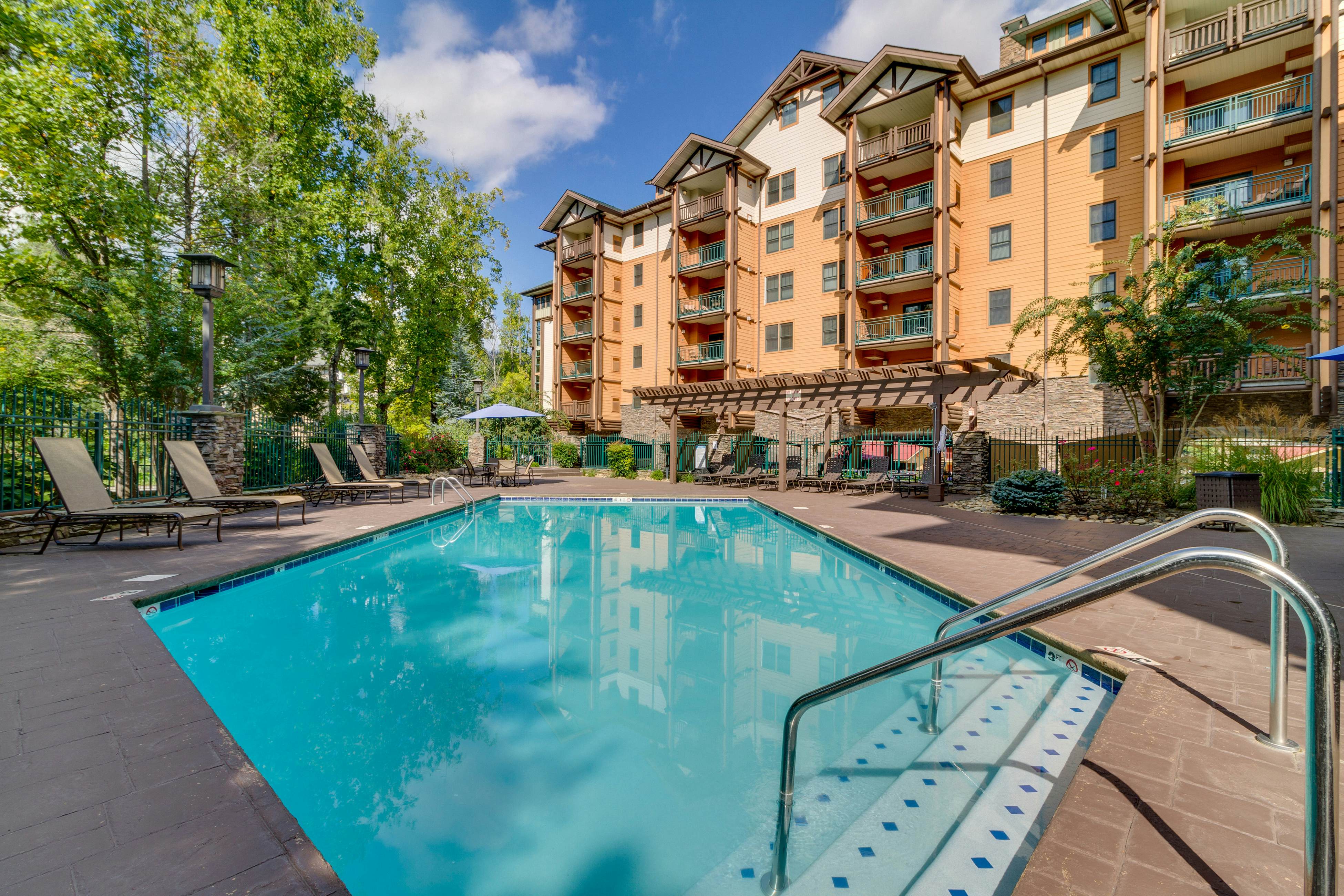 Luxury Downtown Condo, Sleeps 6・Hot tub・Gym