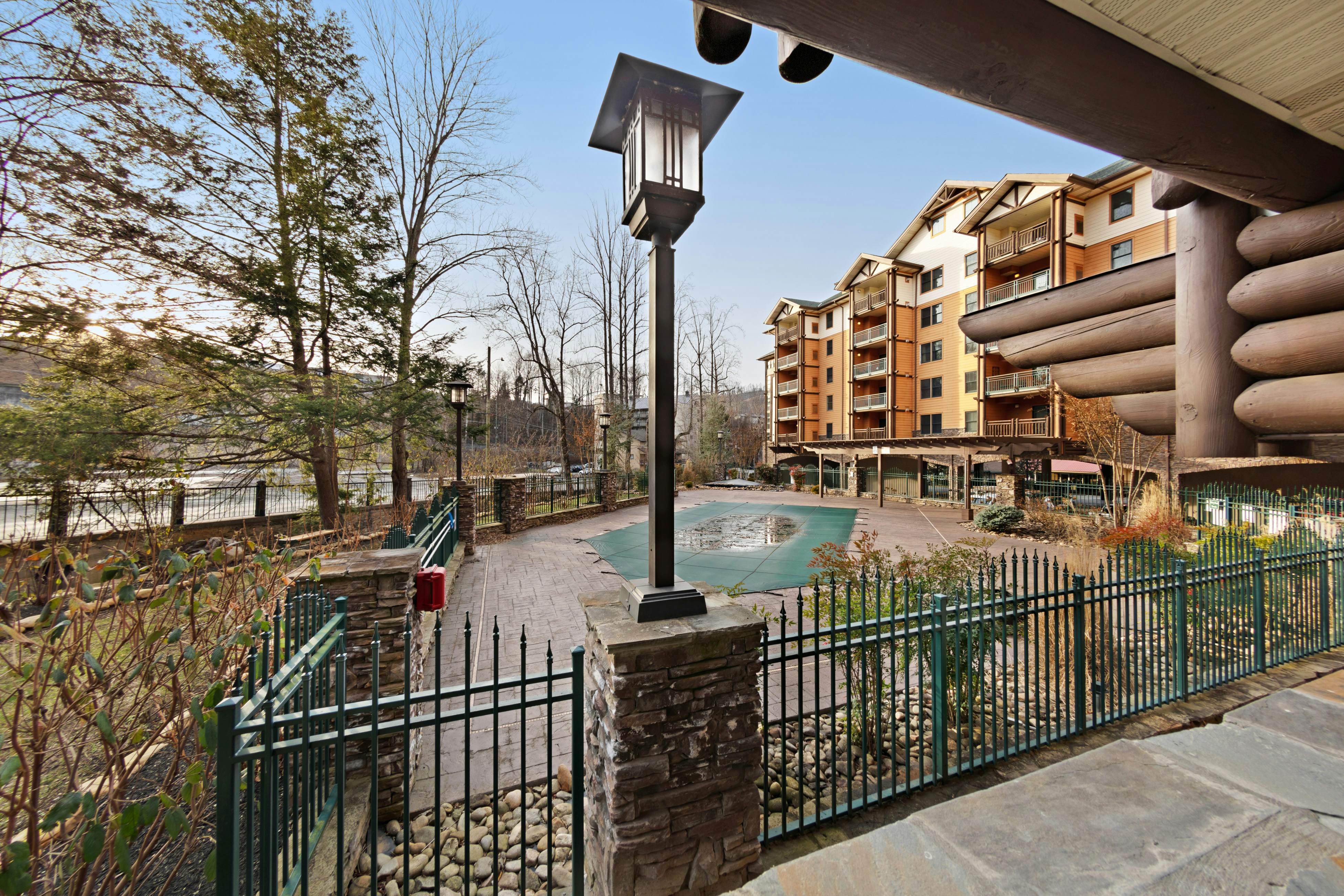 Luxury Downtown Condo, Sleeps 6・Hot tub・Gym