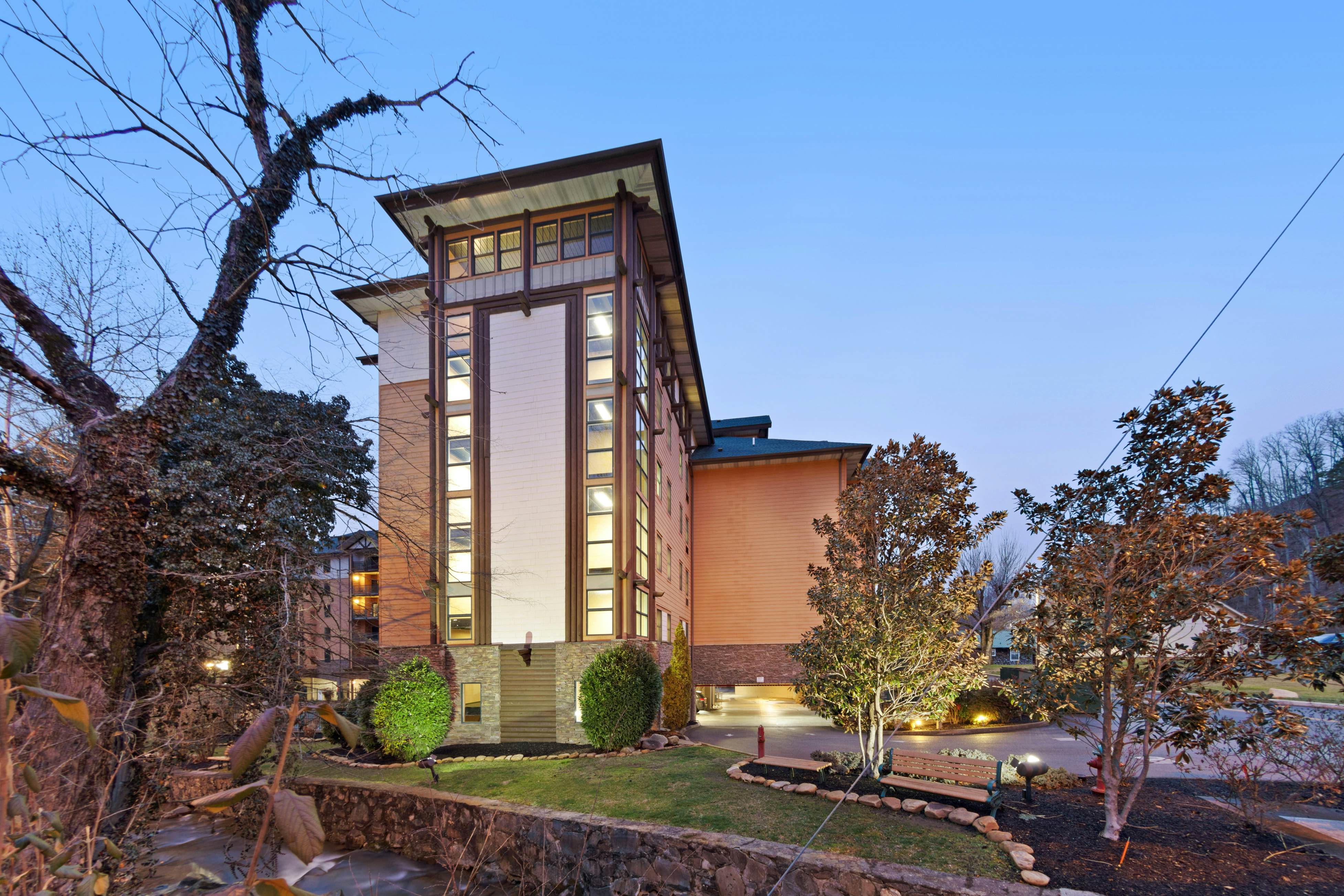 Luxury Downtown Condo, Sleeps 6・Hot tub・Gym