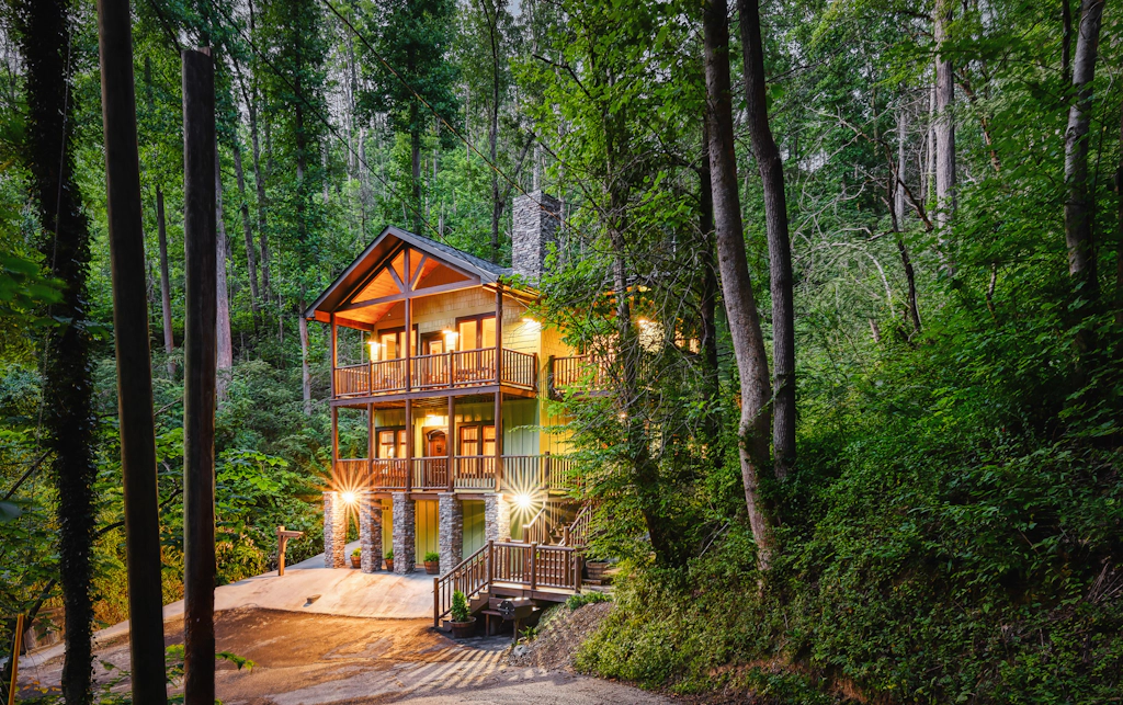 Newly Built Luxe Chalet, Sleeps 10, Hot Tub, Deck