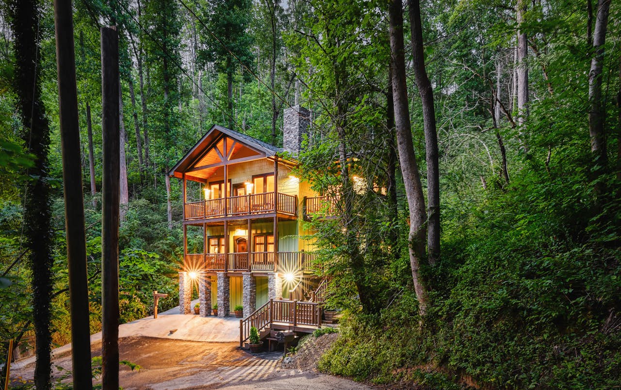 Newly Built Luxe Chalet, Sleeps 10, Hot Tub, Deck: vacation rental in Gatlinburg, Smoky Mountains