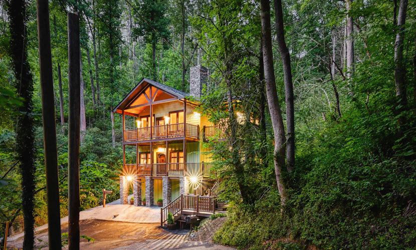 Newly Built Luxe Chalet, Sleeps 10, Hot Tub, Deck