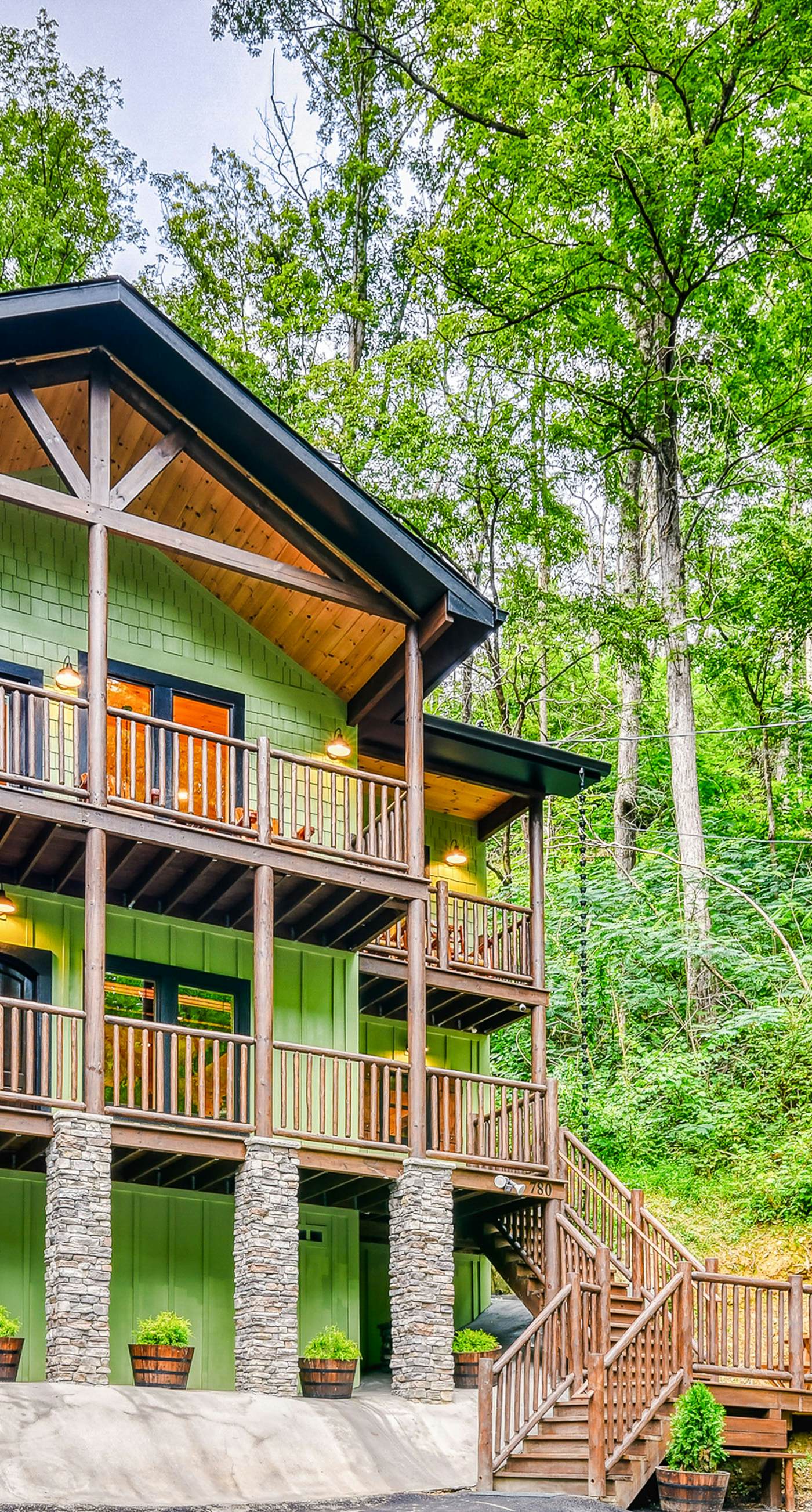 Newly Built Luxe Chalet, Sleeps 10, Hot Tub, Deck