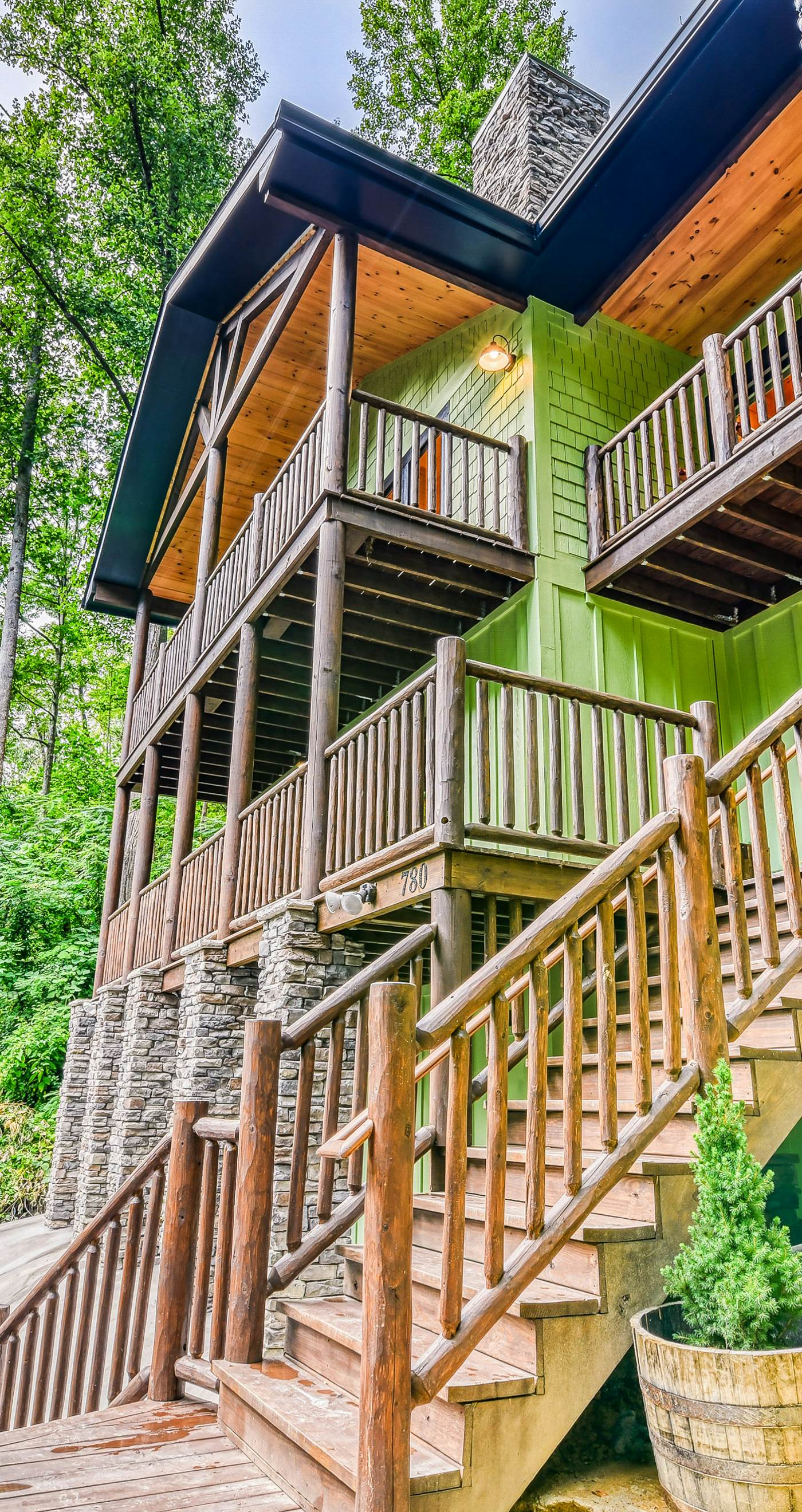 Newly Built Luxe Chalet, Sleeps 10, Hot Tub, Deck