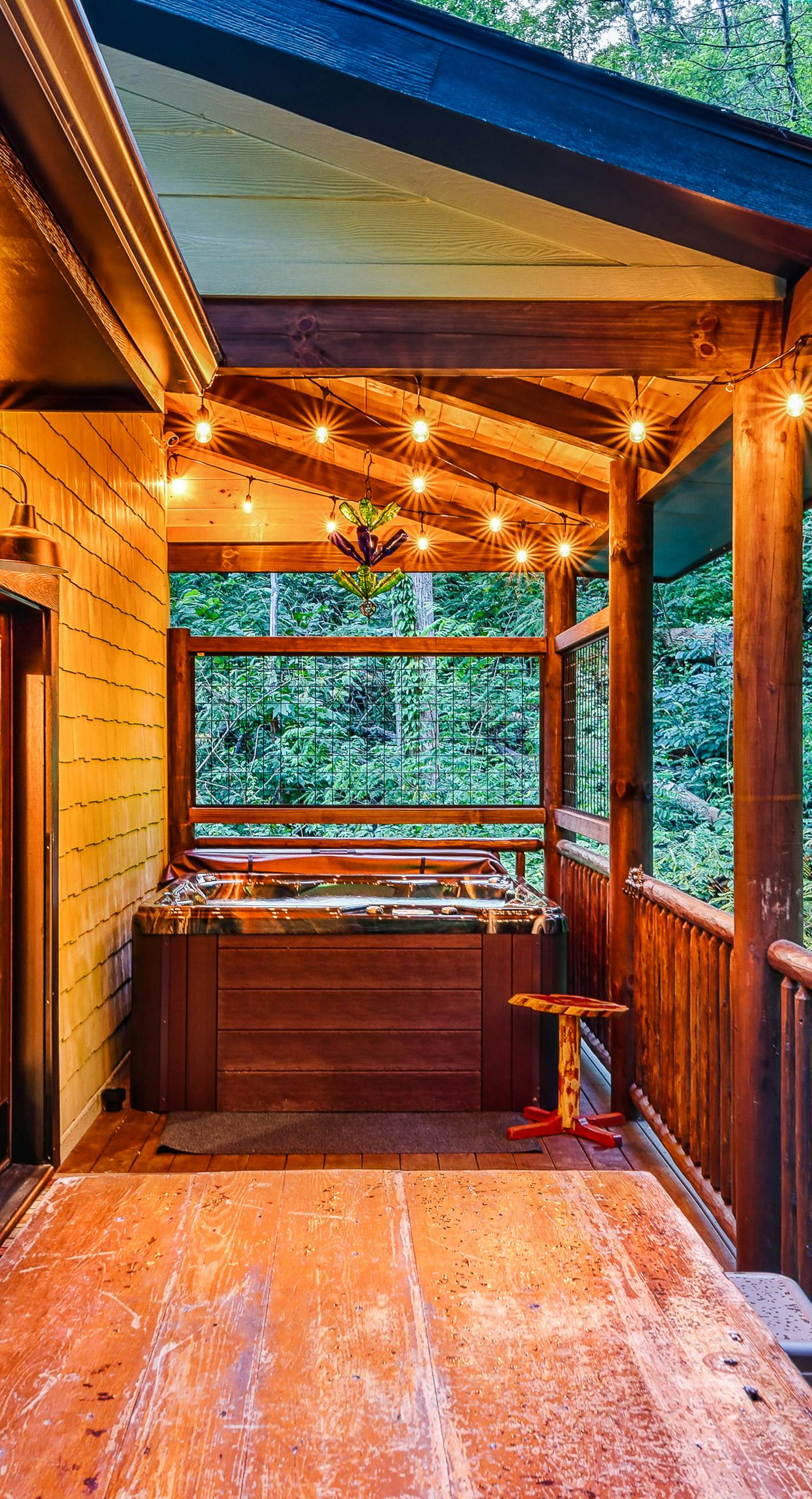 Newly Built Luxe Chalet, Sleeps 10, Hot Tub, Deck