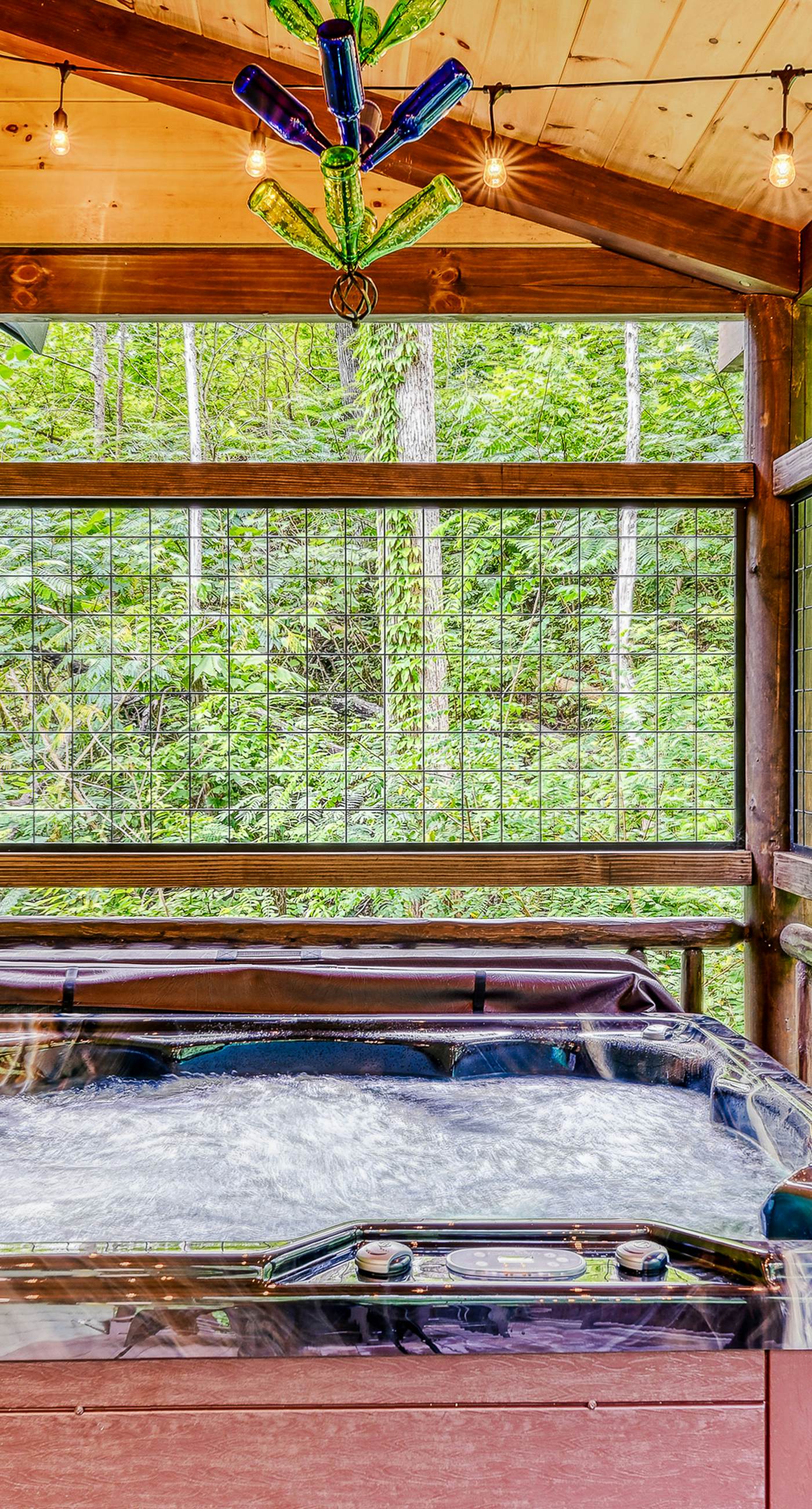 Newly Built Luxe Chalet, Sleeps 10, Hot Tub, Deck