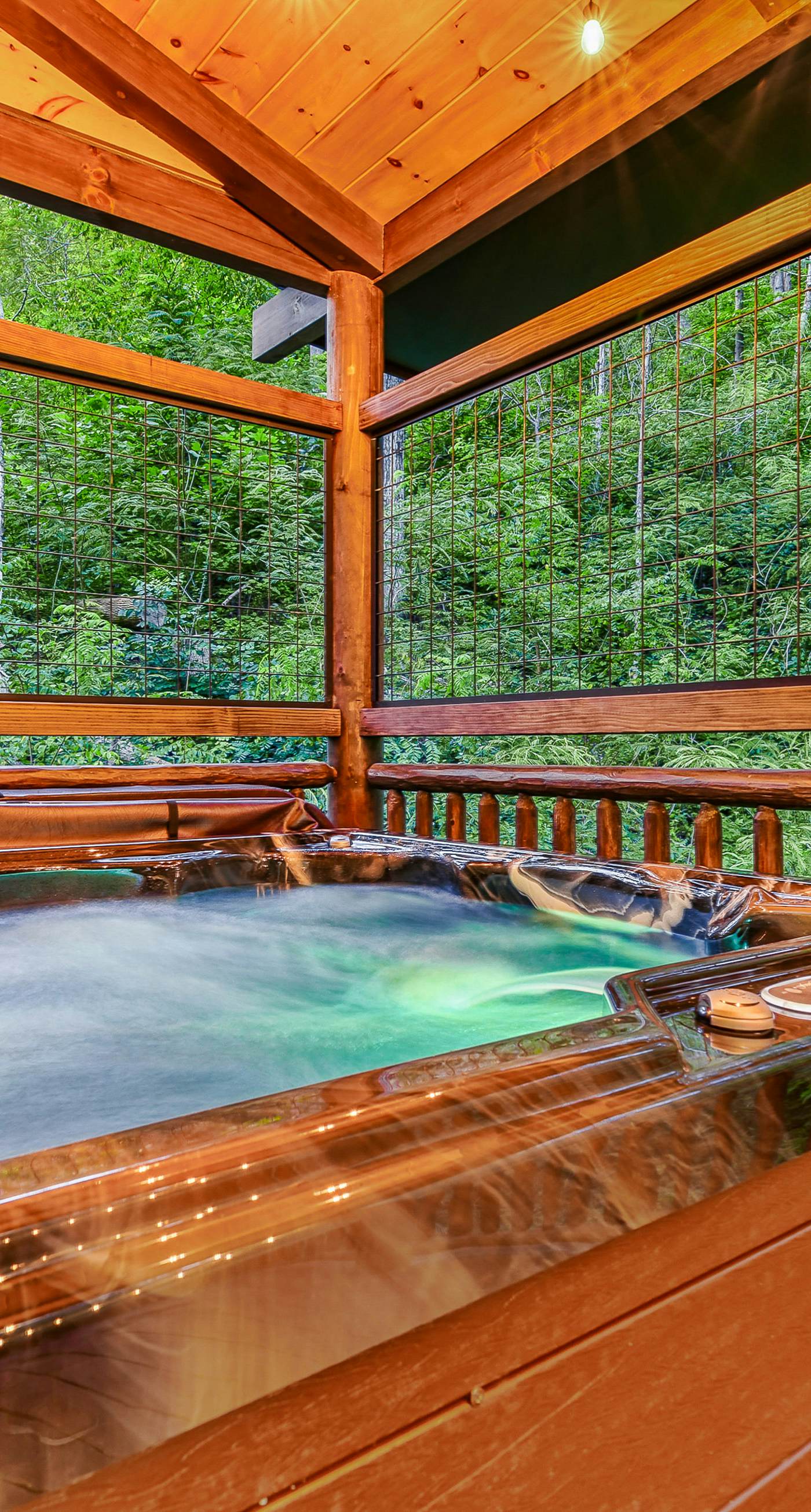 Newly Built Luxe Chalet, Sleeps 10, Hot Tub, Deck