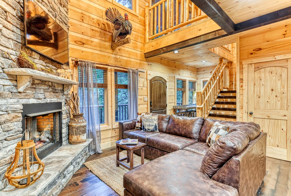 Newly Built Luxe Chalet, Sleeps 10, Hot Tub, Deck