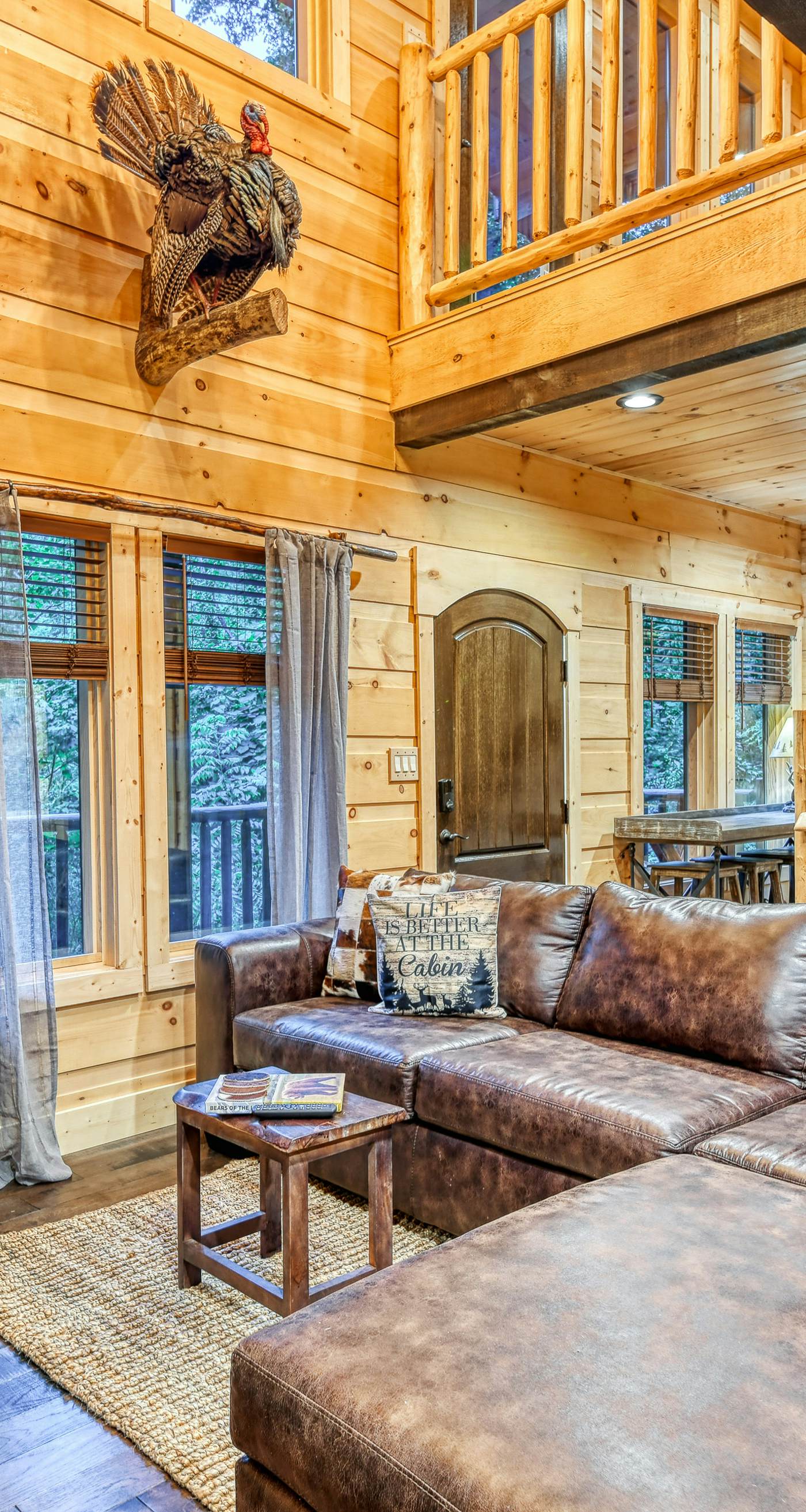 Newly Built Luxe Chalet, Sleeps 10, Hot Tub, Deck