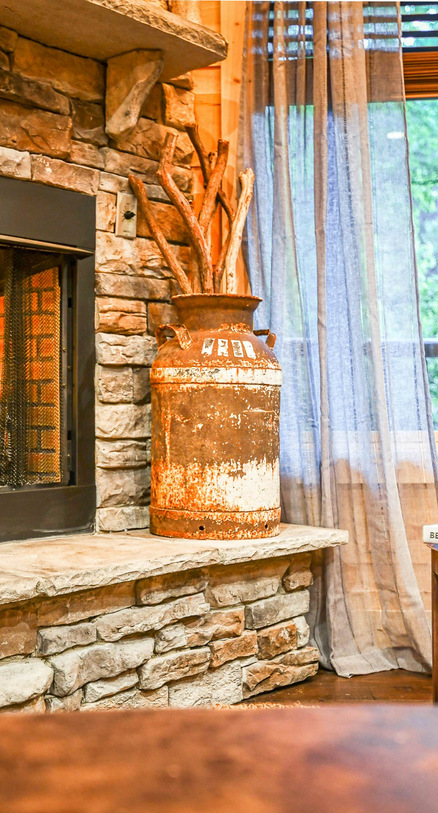 Newly Built Luxe Chalet, Sleeps 10, Hot Tub, Deck