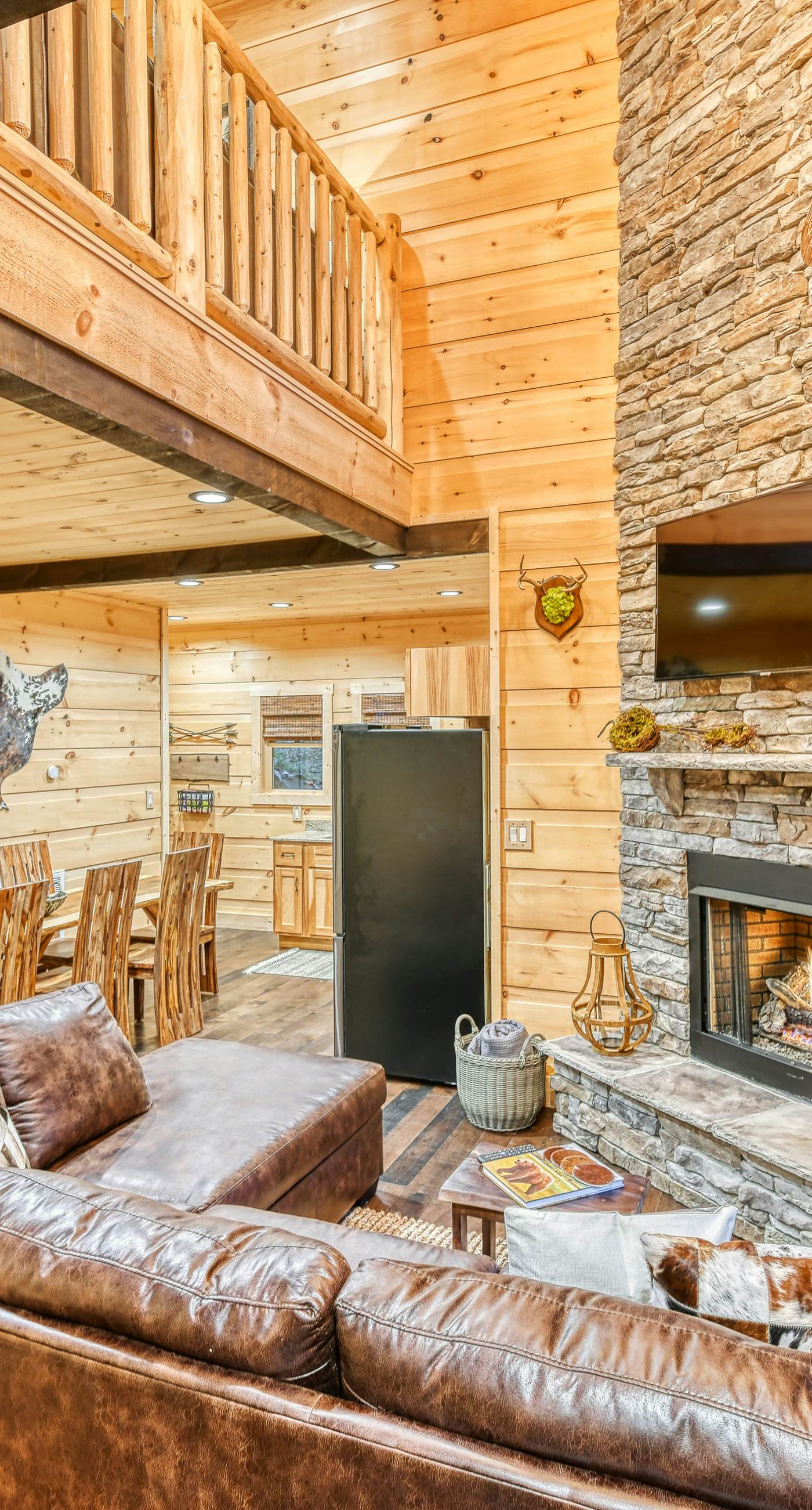 Newly Built Luxe Chalet, Sleeps 10, Hot Tub, Deck