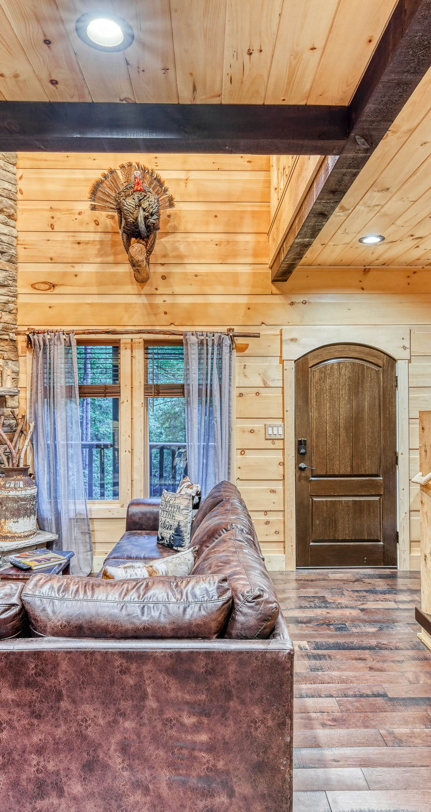 Newly Built Luxe Chalet, Sleeps 10, Hot Tub, Deck