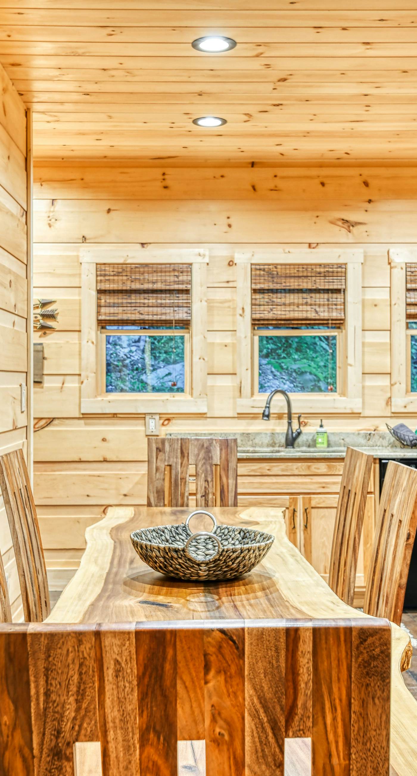 Newly Built Luxe Chalet, Sleeps 10, Hot Tub, Deck