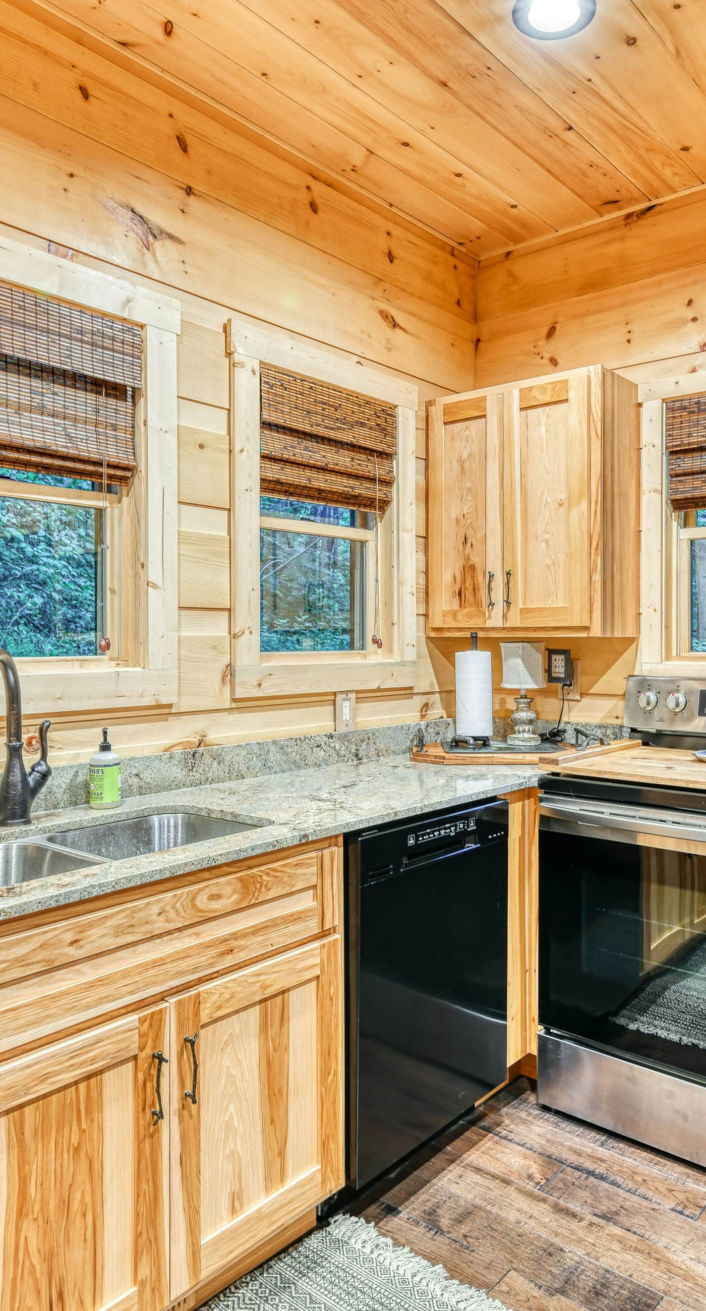 Newly Built Luxe Chalet, Sleeps 10, Hot Tub, Deck