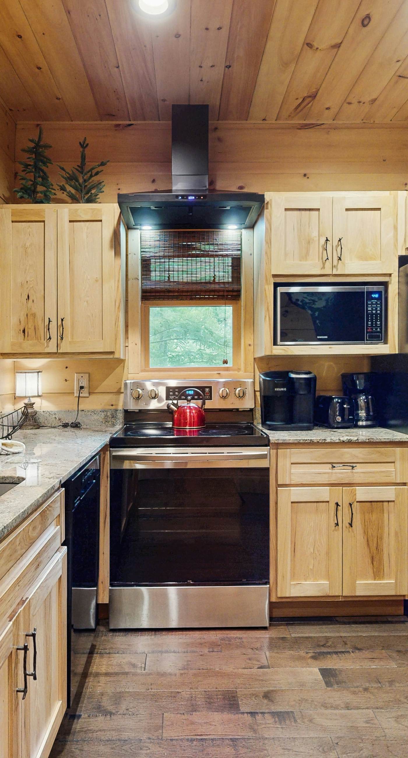 Newly Built Luxe Chalet, Sleeps 10, Hot Tub, Deck