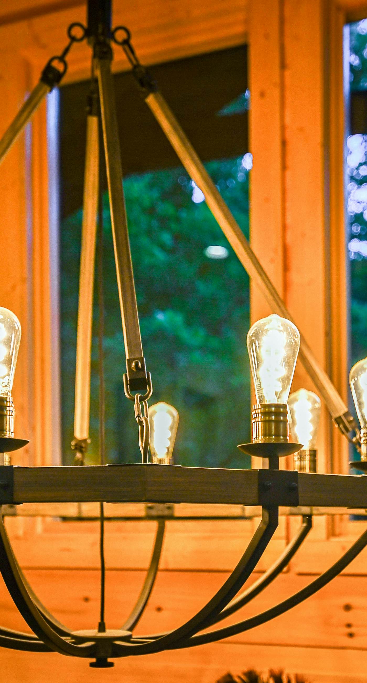 Newly Built Luxe Chalet, Sleeps 10, Hot Tub, Deck