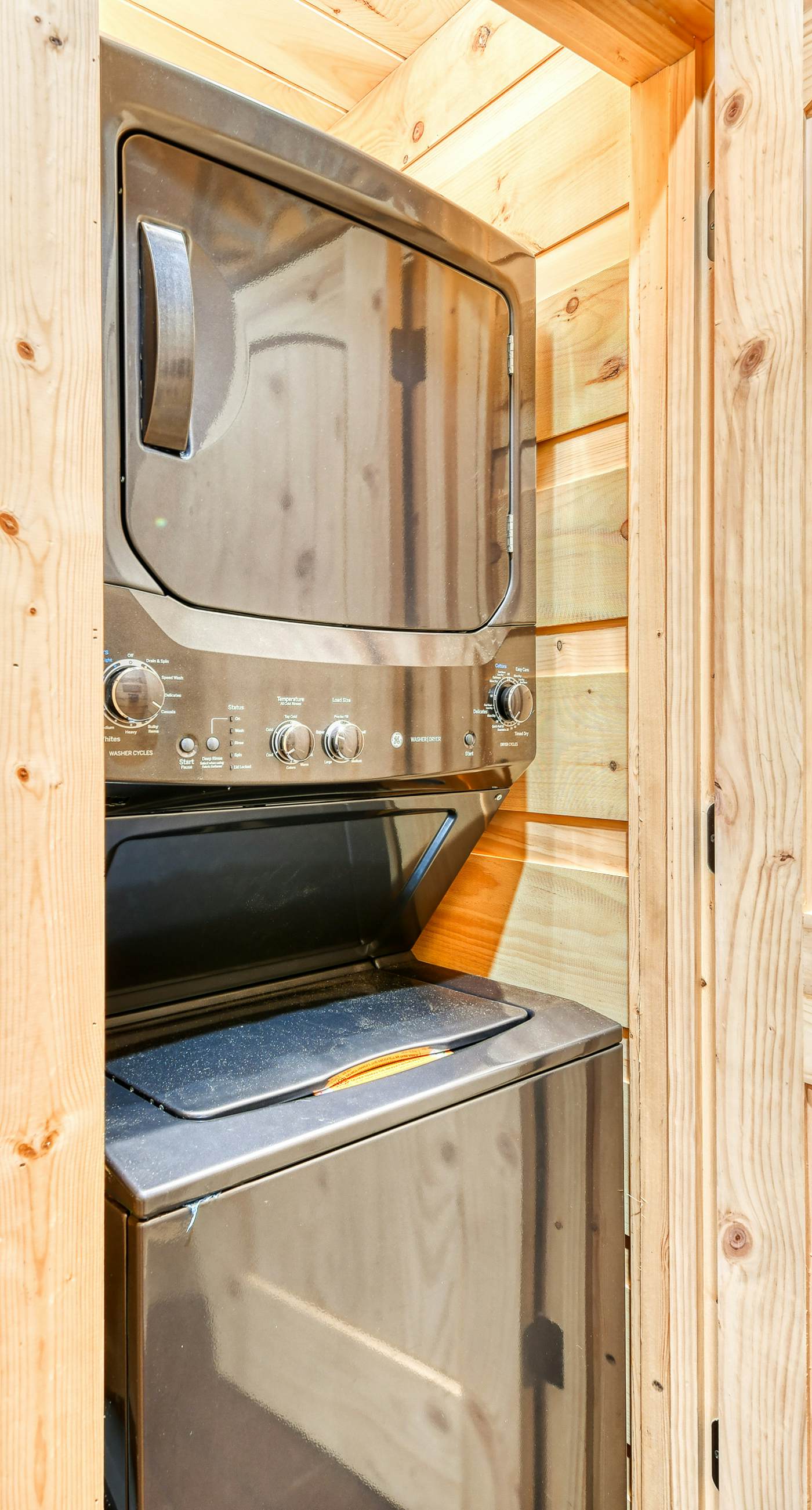 Newly Built Luxe Chalet, Sleeps 10, Hot Tub, Deck