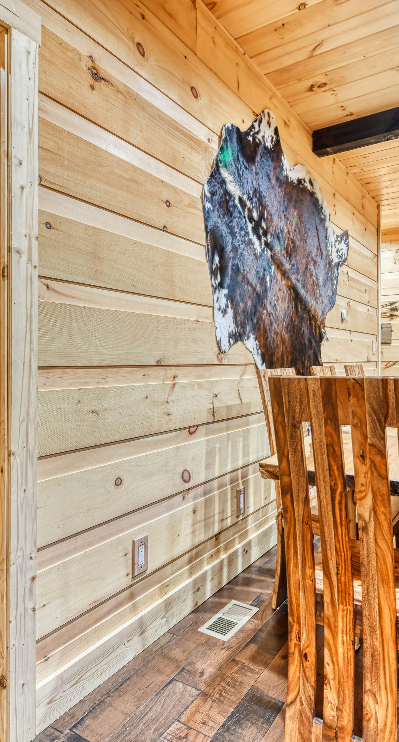 Newly Built Luxe Chalet, Sleeps 10, Hot Tub, Deck