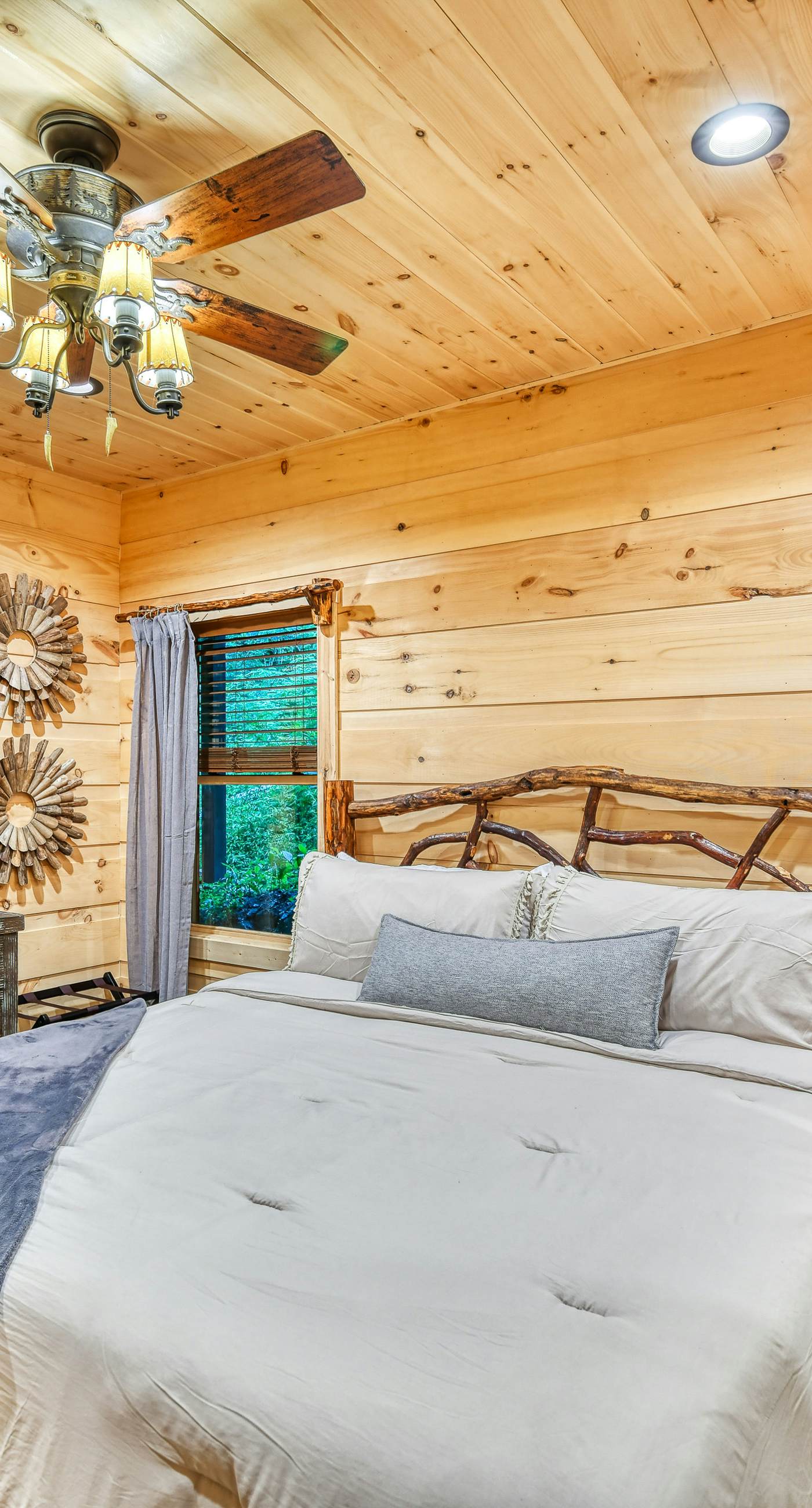 Newly Built Luxe Chalet, Sleeps 10, Hot Tub, Deck