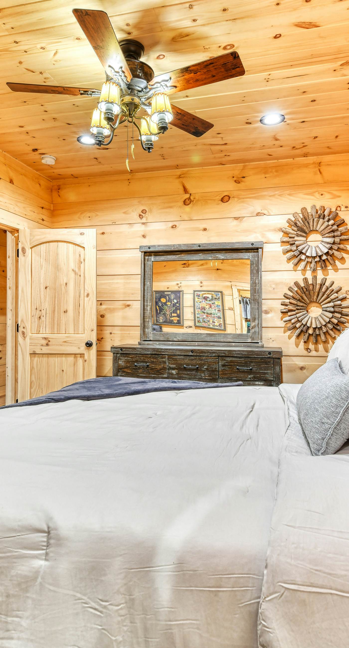 Newly Built Luxe Chalet, Sleeps 10, Hot Tub, Deck