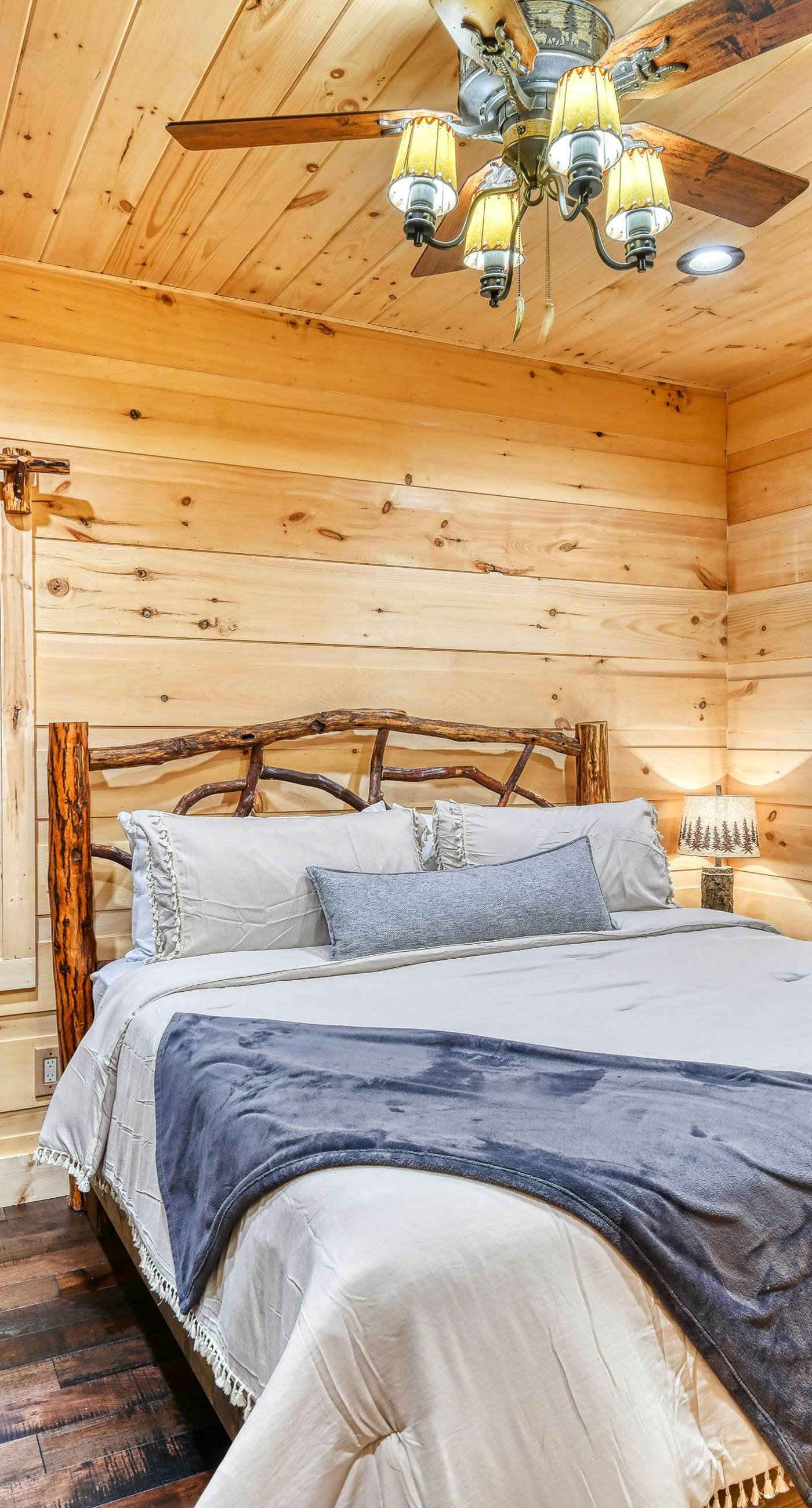 Newly Built Luxe Chalet, Sleeps 10, Hot Tub, Deck