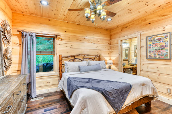 Newly Built Luxe Chalet, Sleeps 10, Hot Tub, Deck