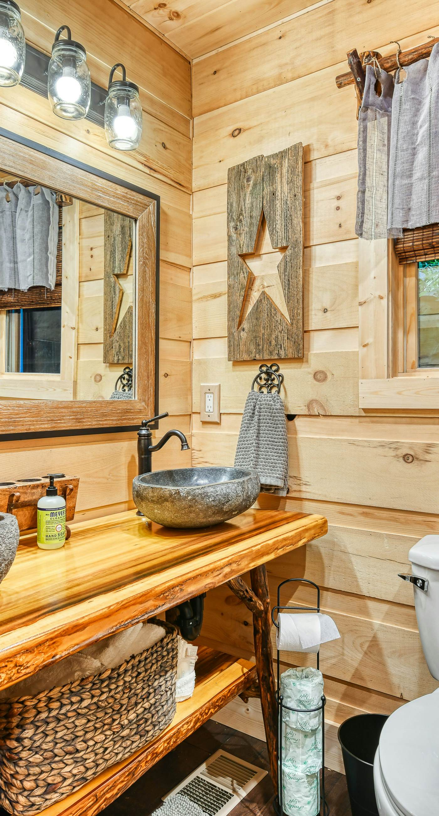Newly Built Luxe Chalet, Sleeps 10, Hot Tub, Deck