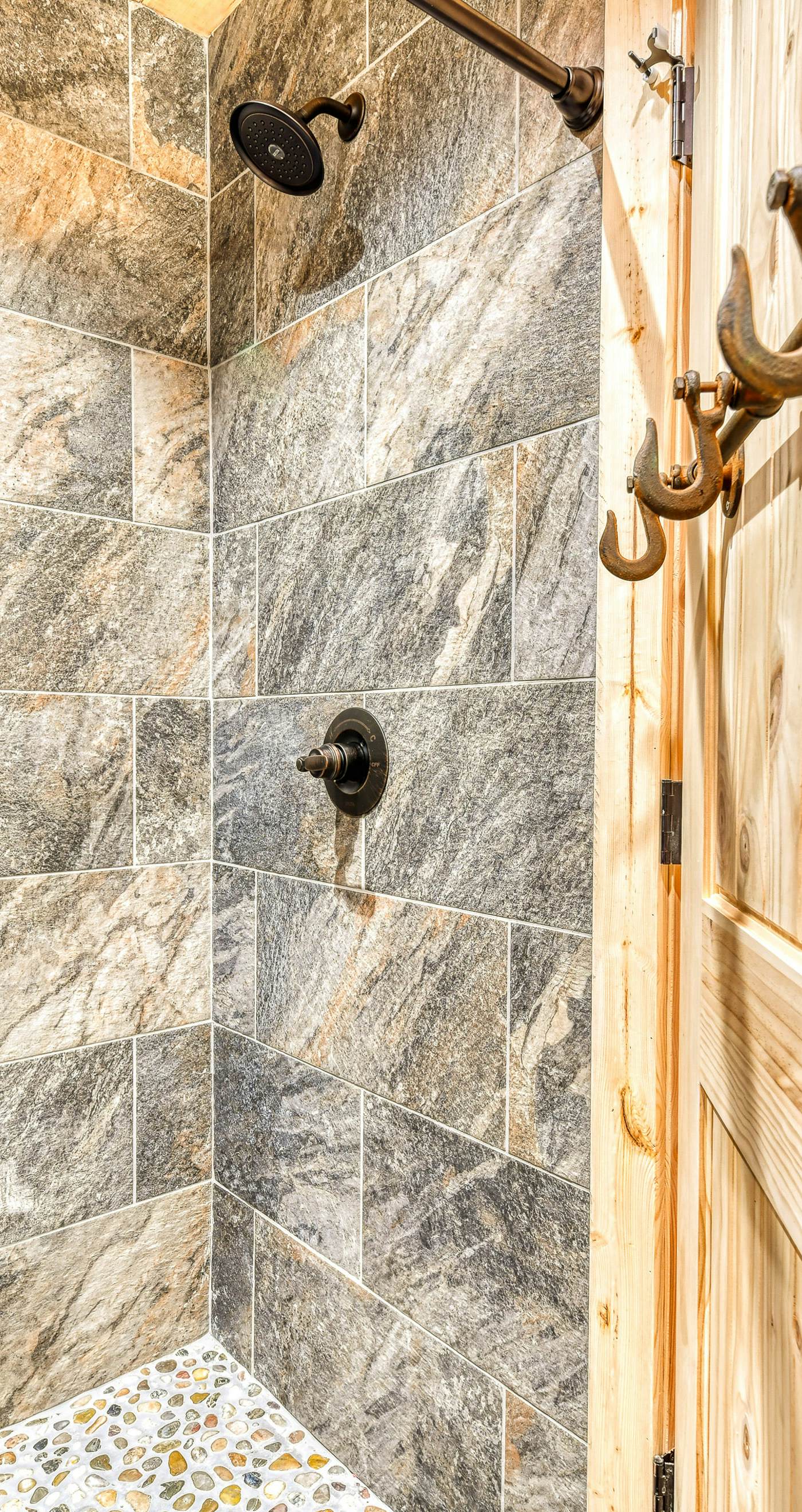 Newly Built Luxe Chalet, Sleeps 10, Hot Tub, Deck