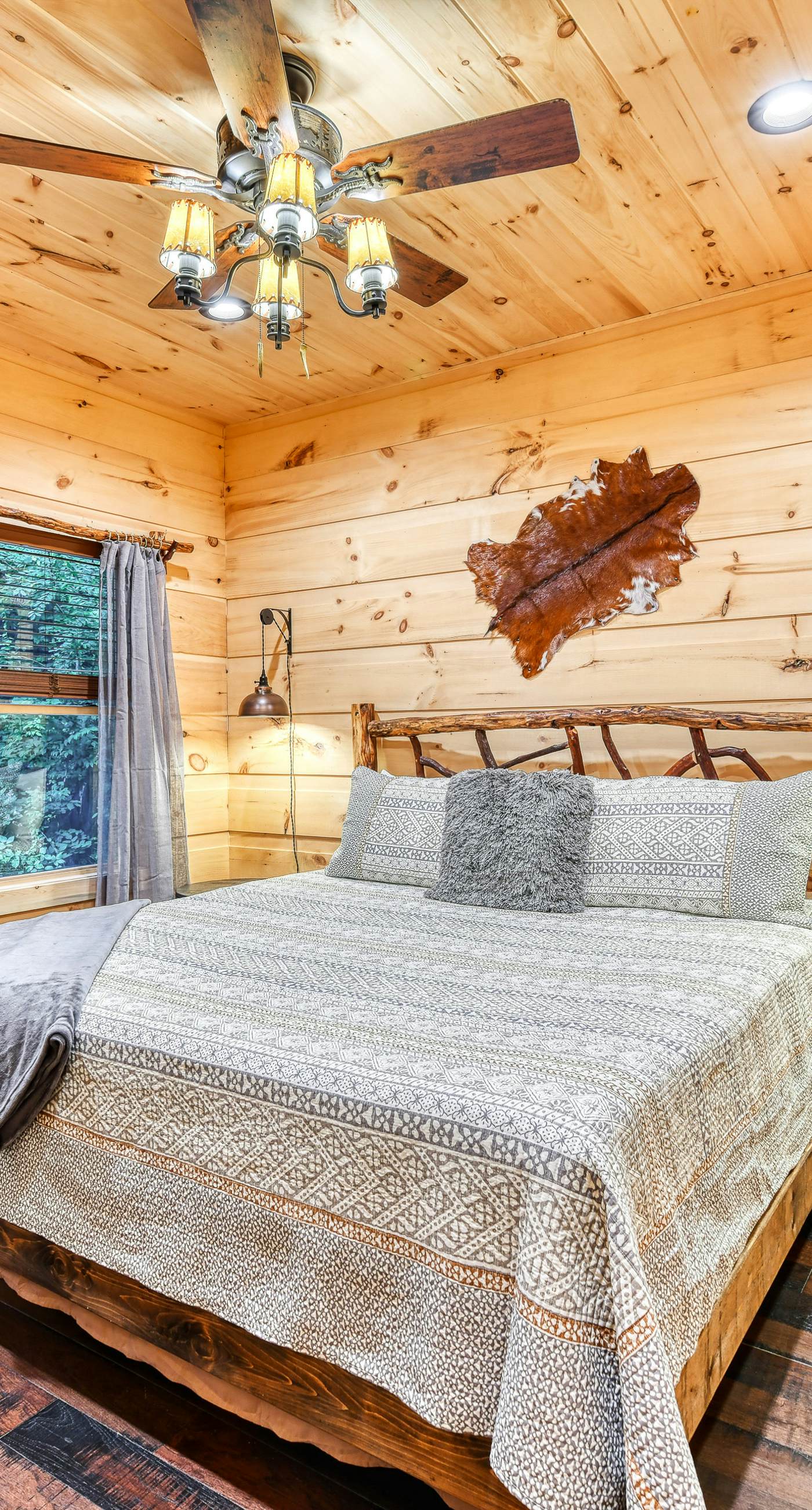 Newly Built Luxe Chalet, Sleeps 10, Hot Tub, Deck