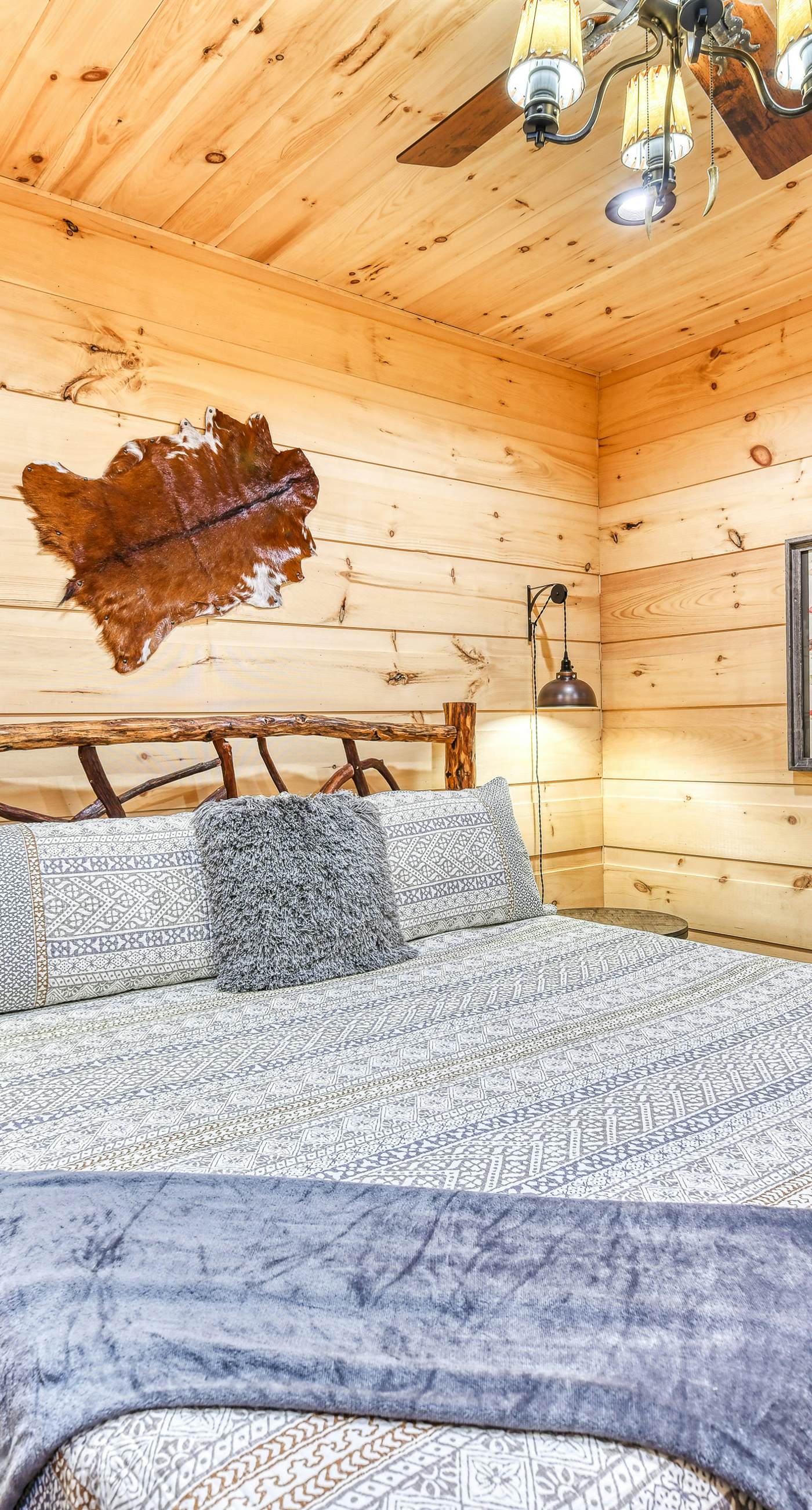 Newly Built Luxe Chalet, Sleeps 10, Hot Tub, Deck