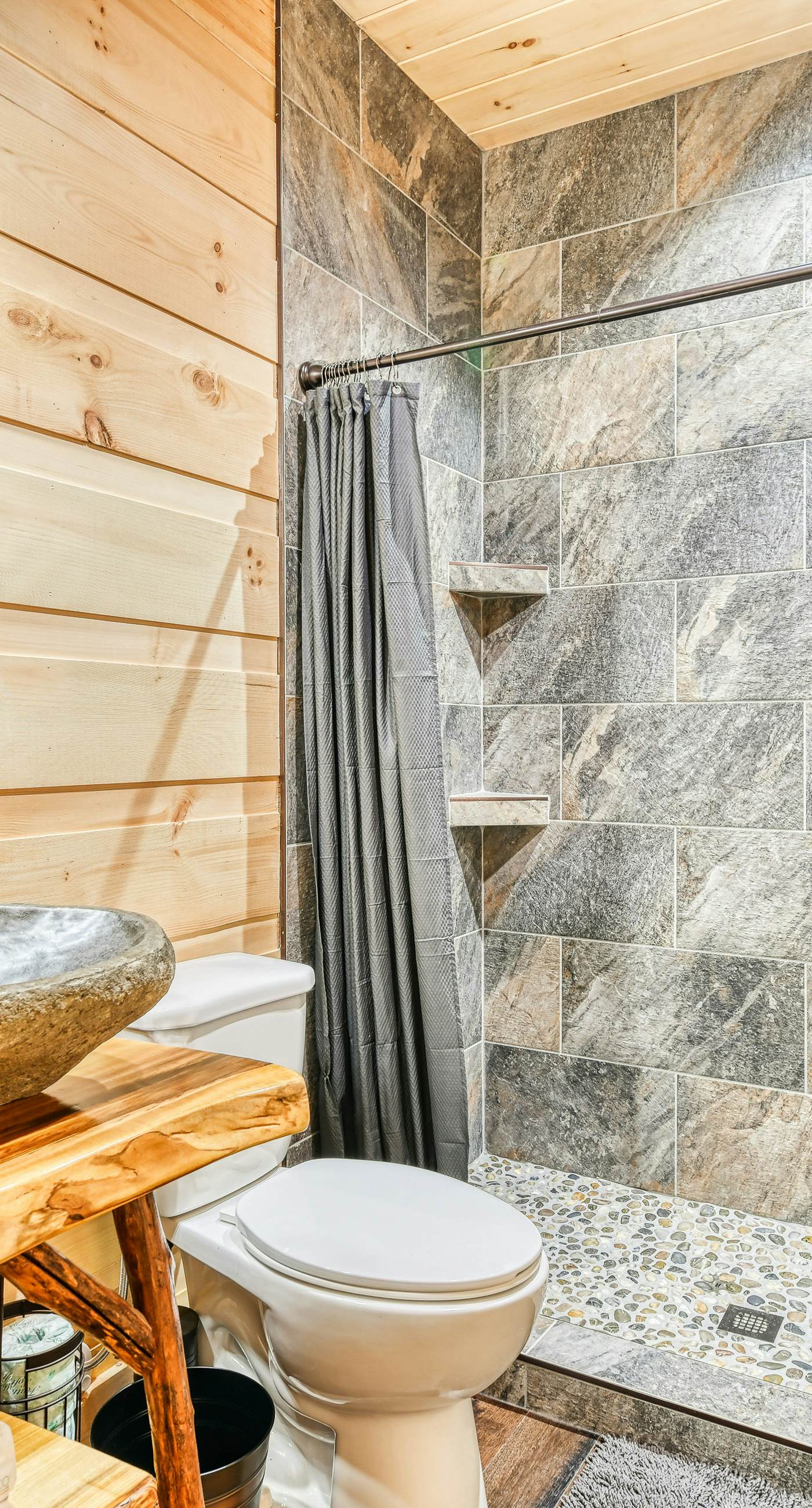 Newly Built Luxe Chalet, Sleeps 10, Hot Tub, Deck