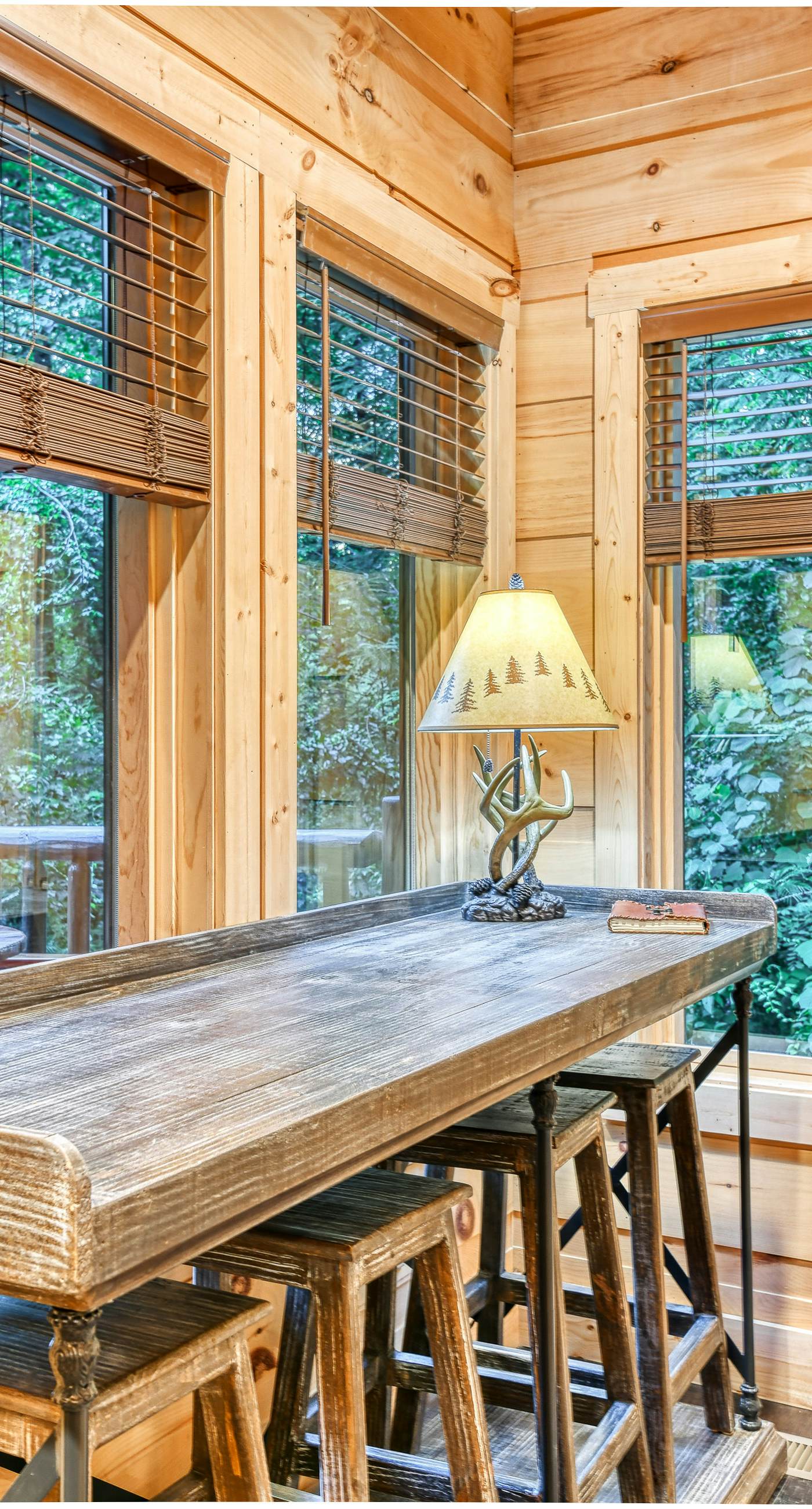 Newly Built Luxe Chalet, Sleeps 10, Hot Tub, Deck