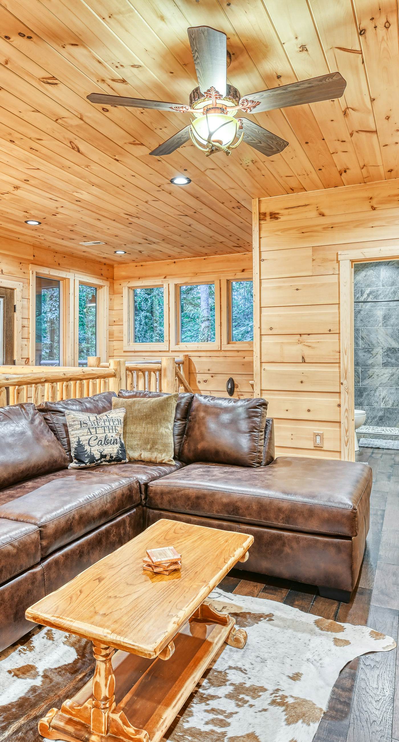 Newly Built Luxe Chalet, Sleeps 10, Hot Tub, Deck