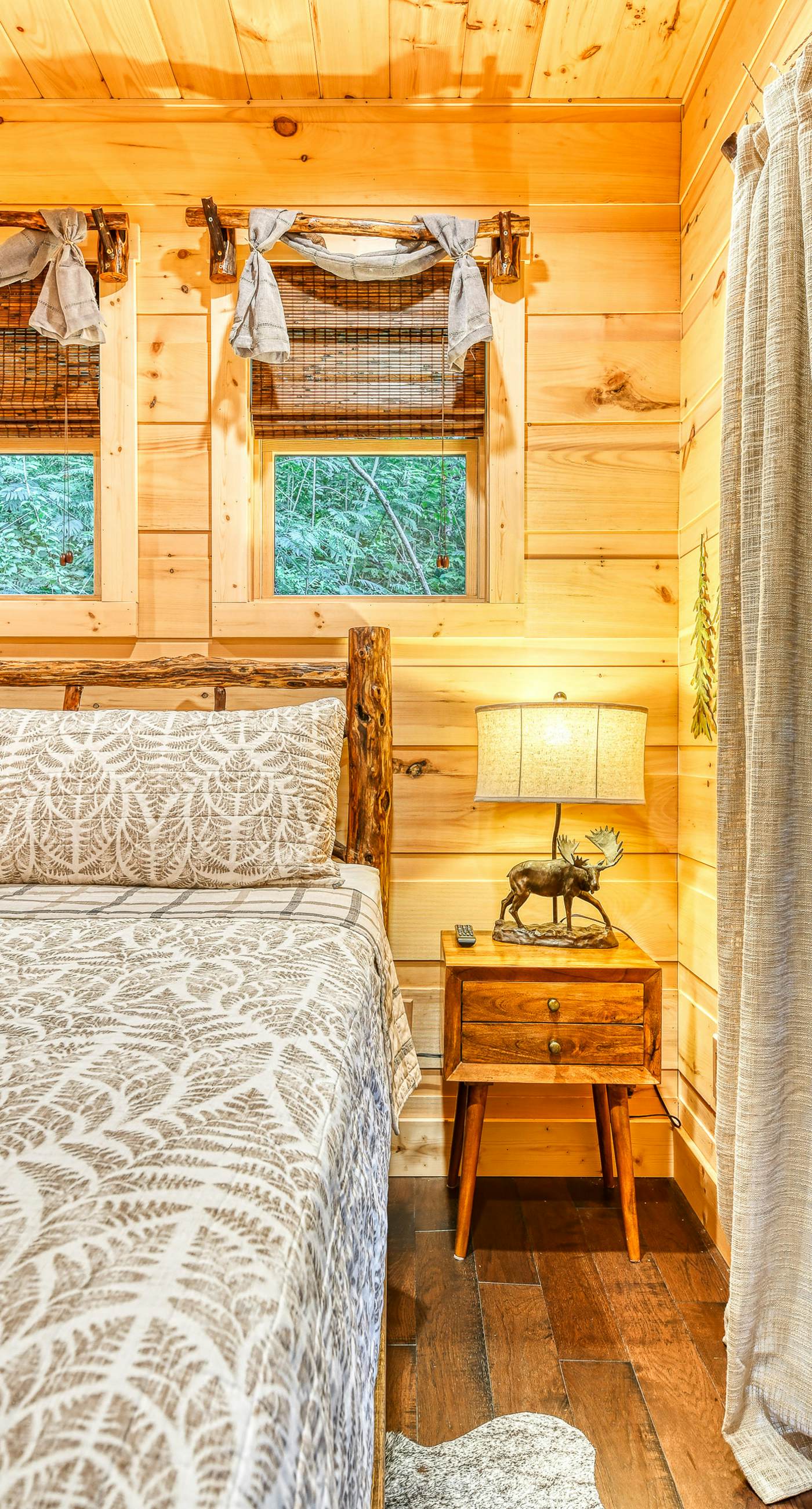 Newly Built Luxe Chalet, Sleeps 10, Hot Tub, Deck