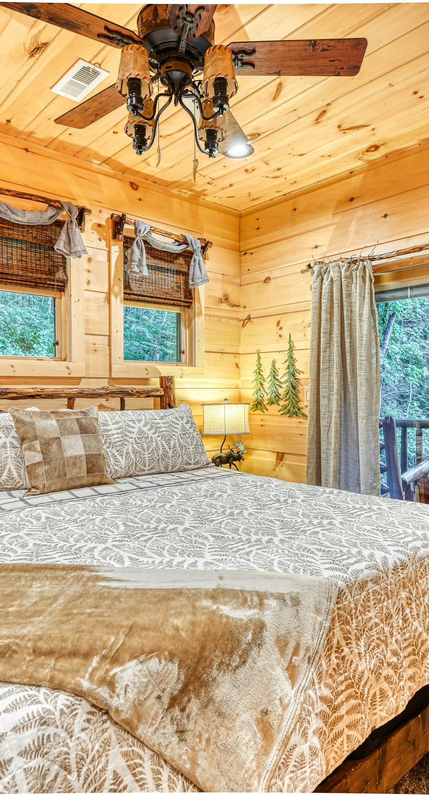 Newly Built Luxe Chalet, Sleeps 10, Hot Tub, Deck