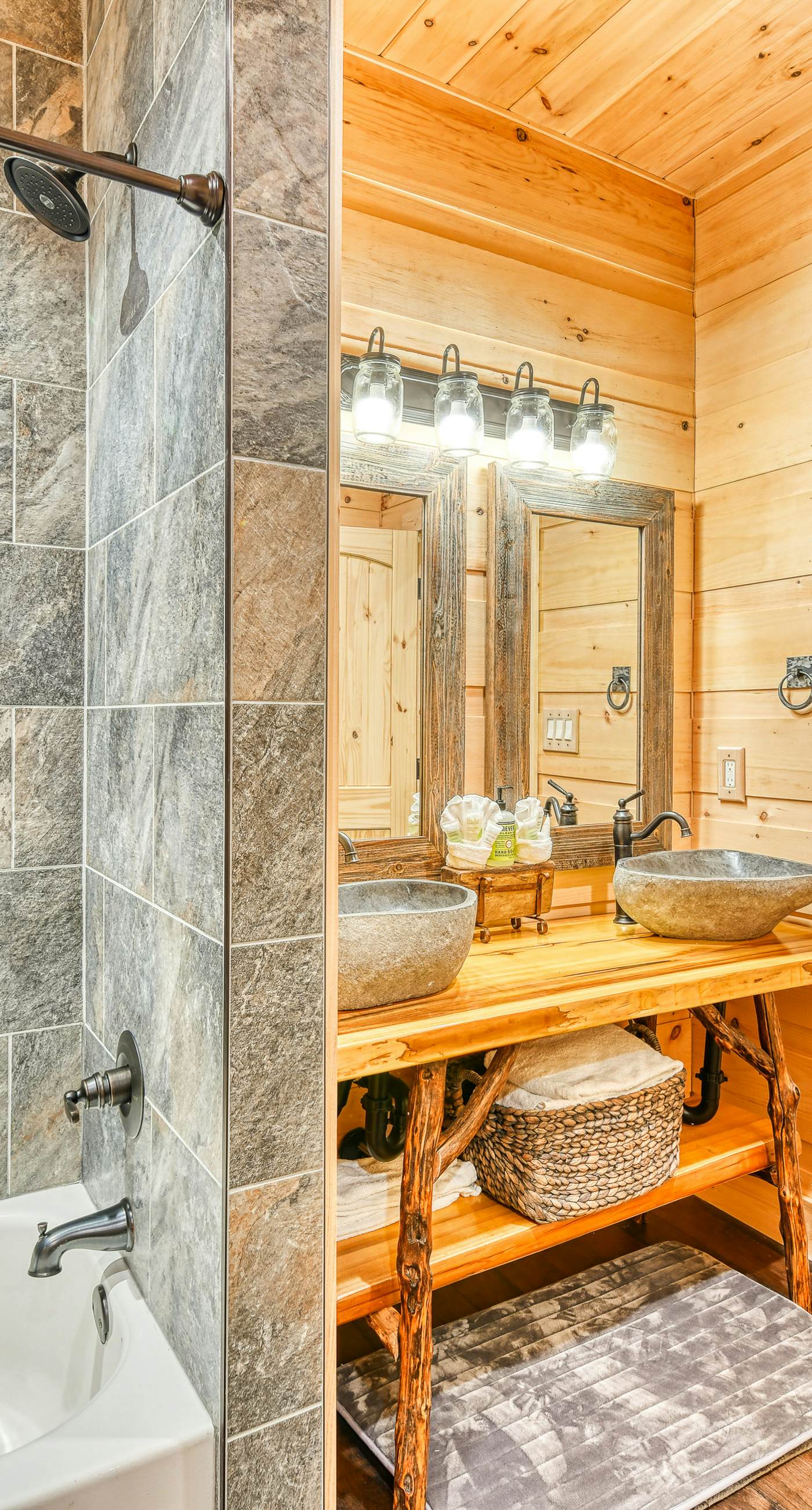 Newly Built Luxe Chalet, Sleeps 10, Hot Tub, Deck