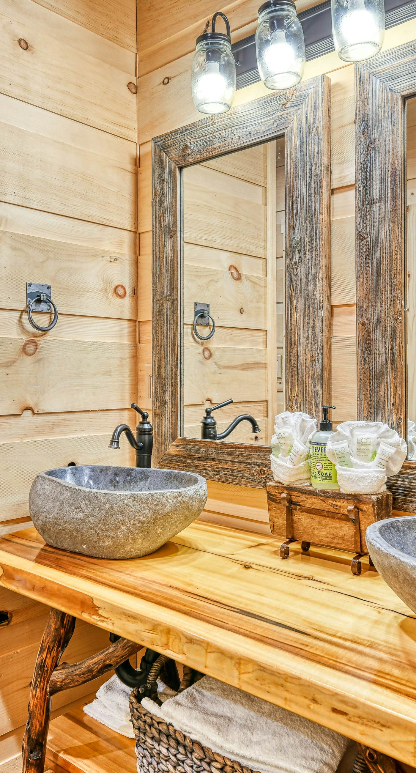 Newly Built Luxe Chalet, Sleeps 10, Hot Tub, Deck