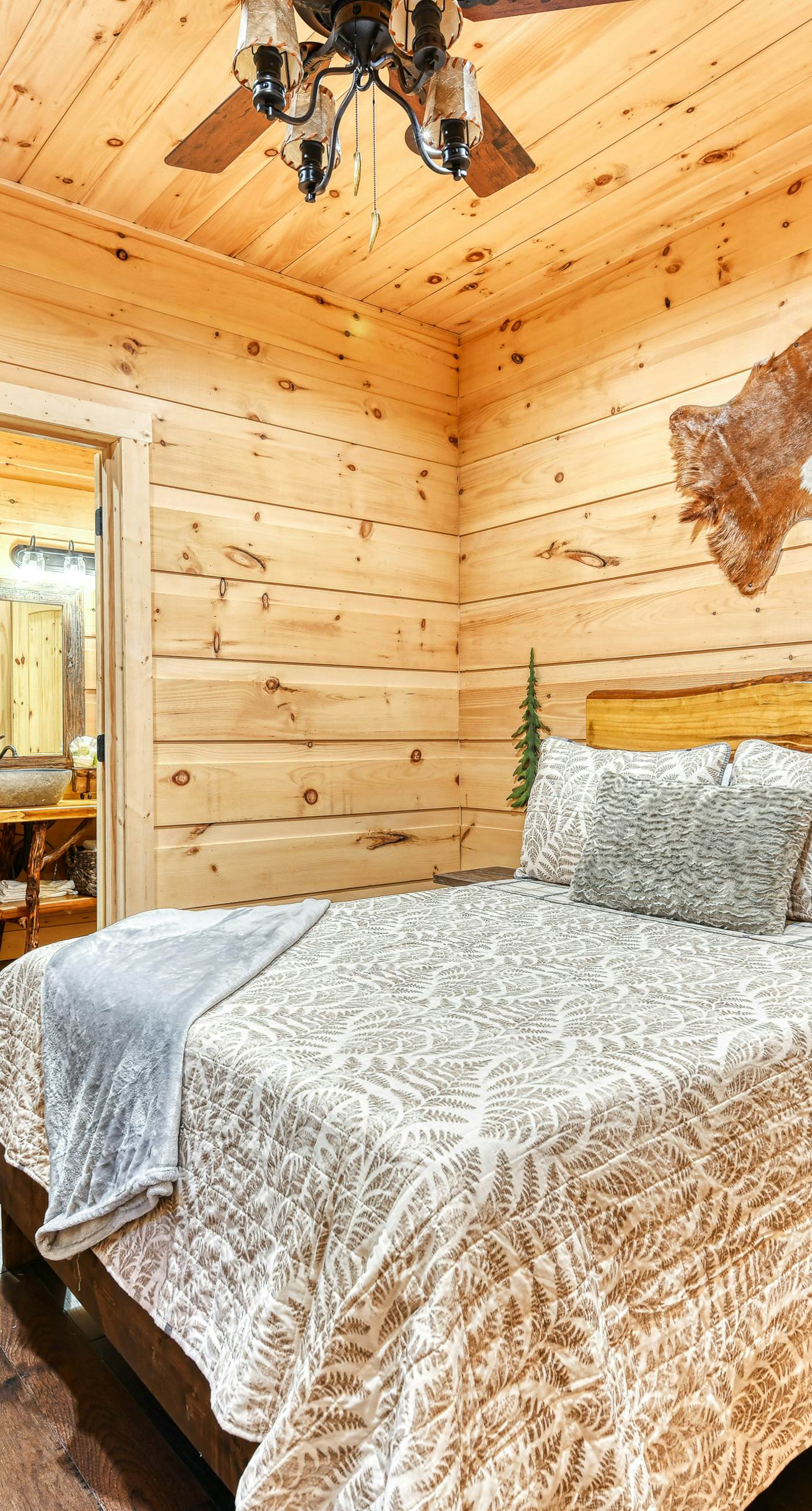 Newly Built Luxe Chalet, Sleeps 10, Hot Tub, Deck
