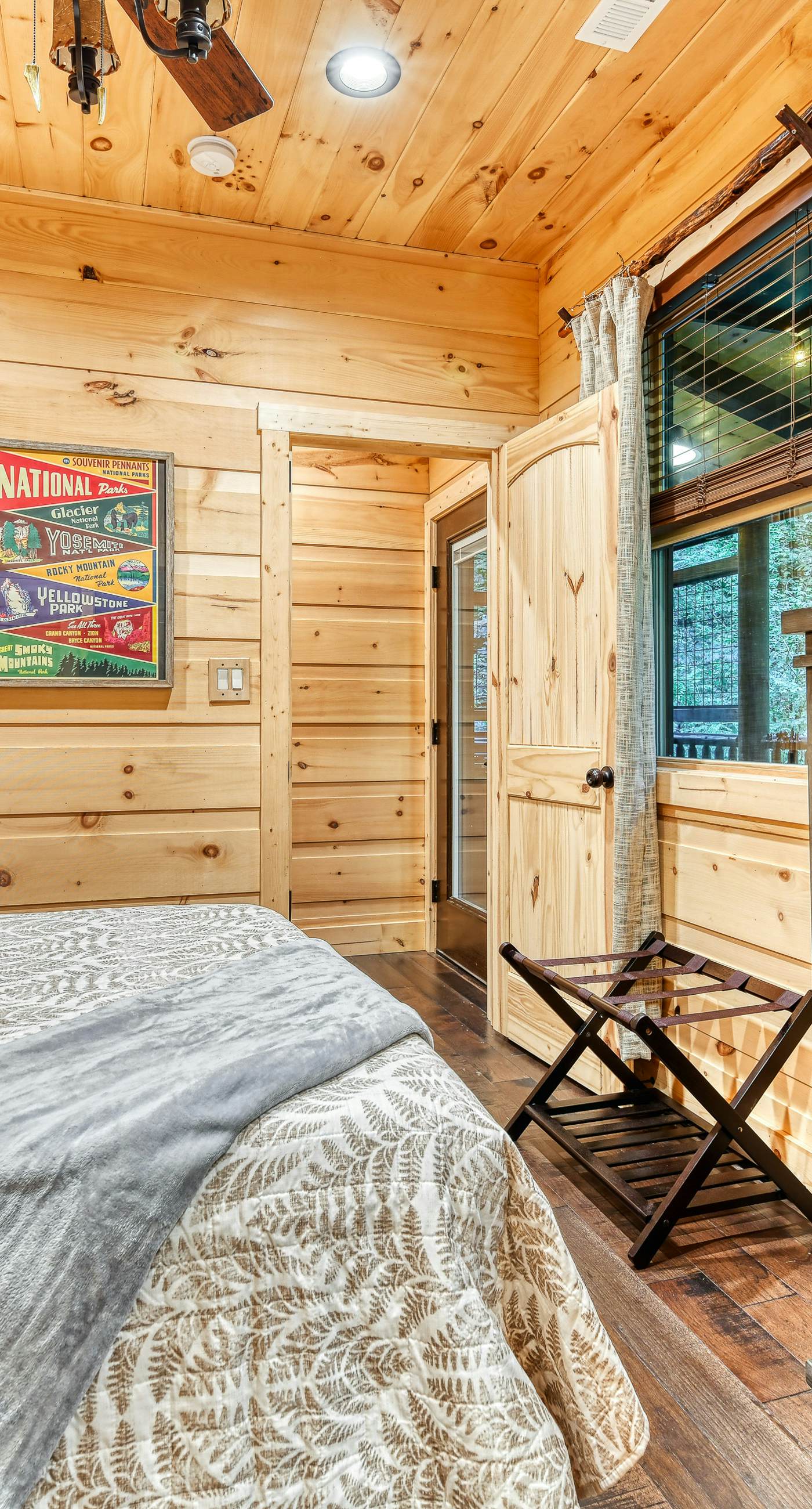 Newly Built Luxe Chalet, Sleeps 10, Hot Tub, Deck