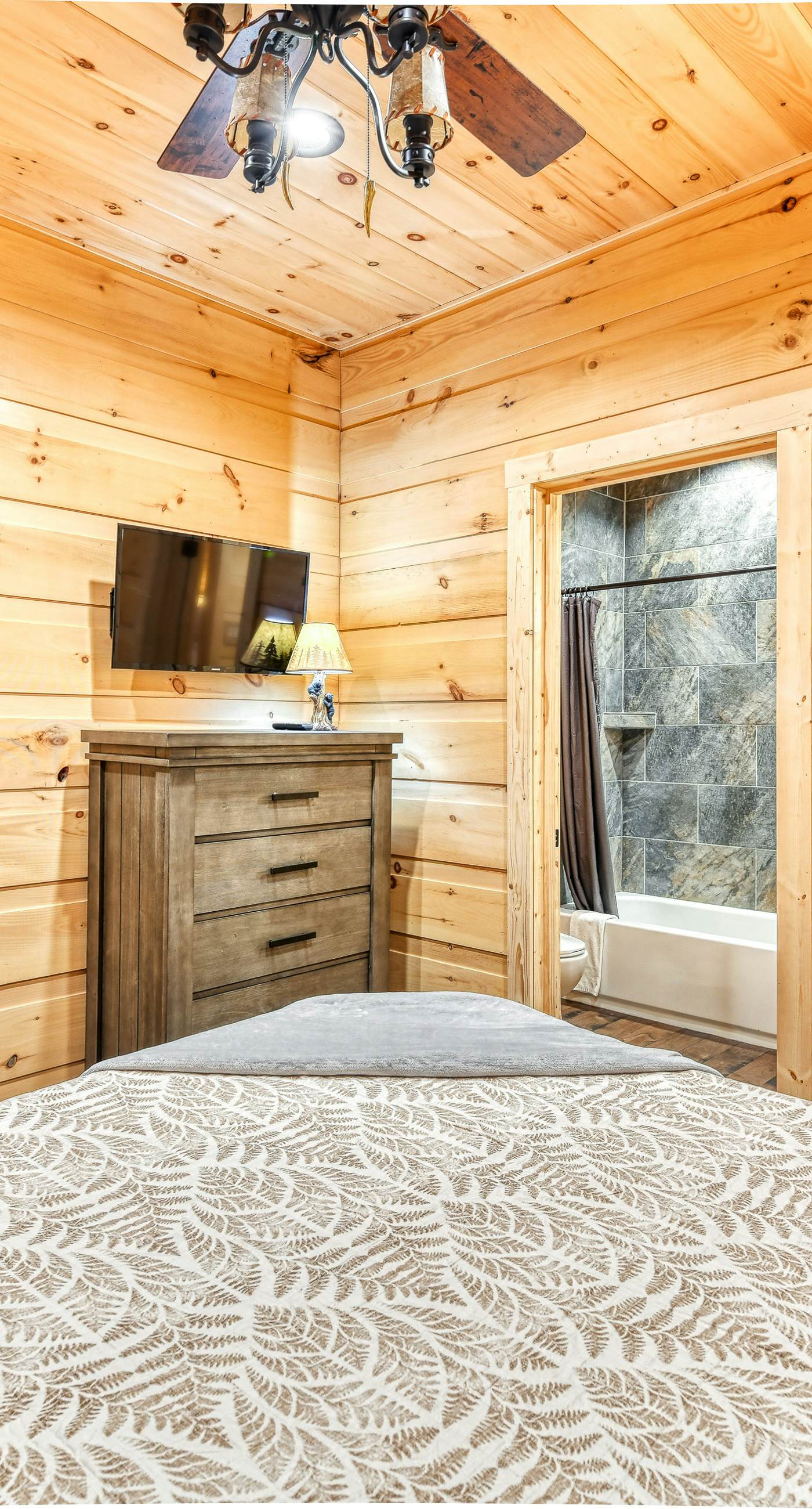 Newly Built Luxe Chalet, Sleeps 10, Hot Tub, Deck