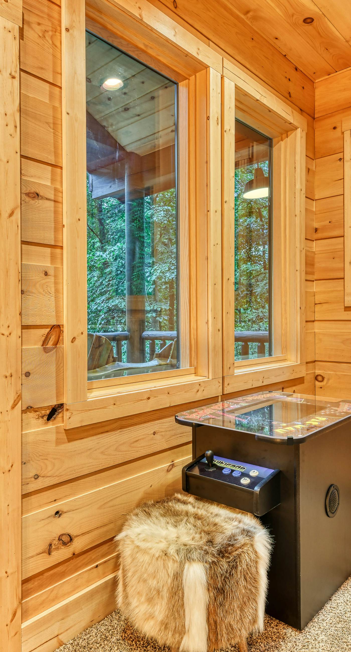 Newly Built Luxe Chalet, Sleeps 10, Hot Tub, Deck