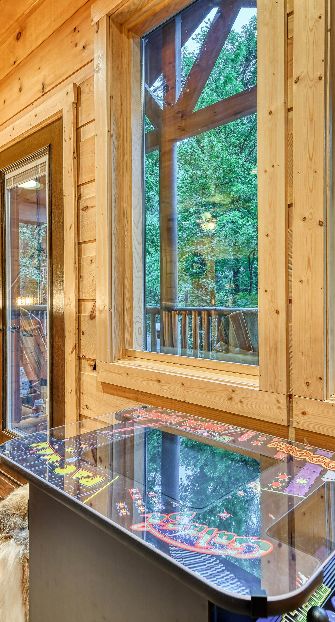 Newly Built Luxe Chalet, Sleeps 10, Hot Tub, Deck