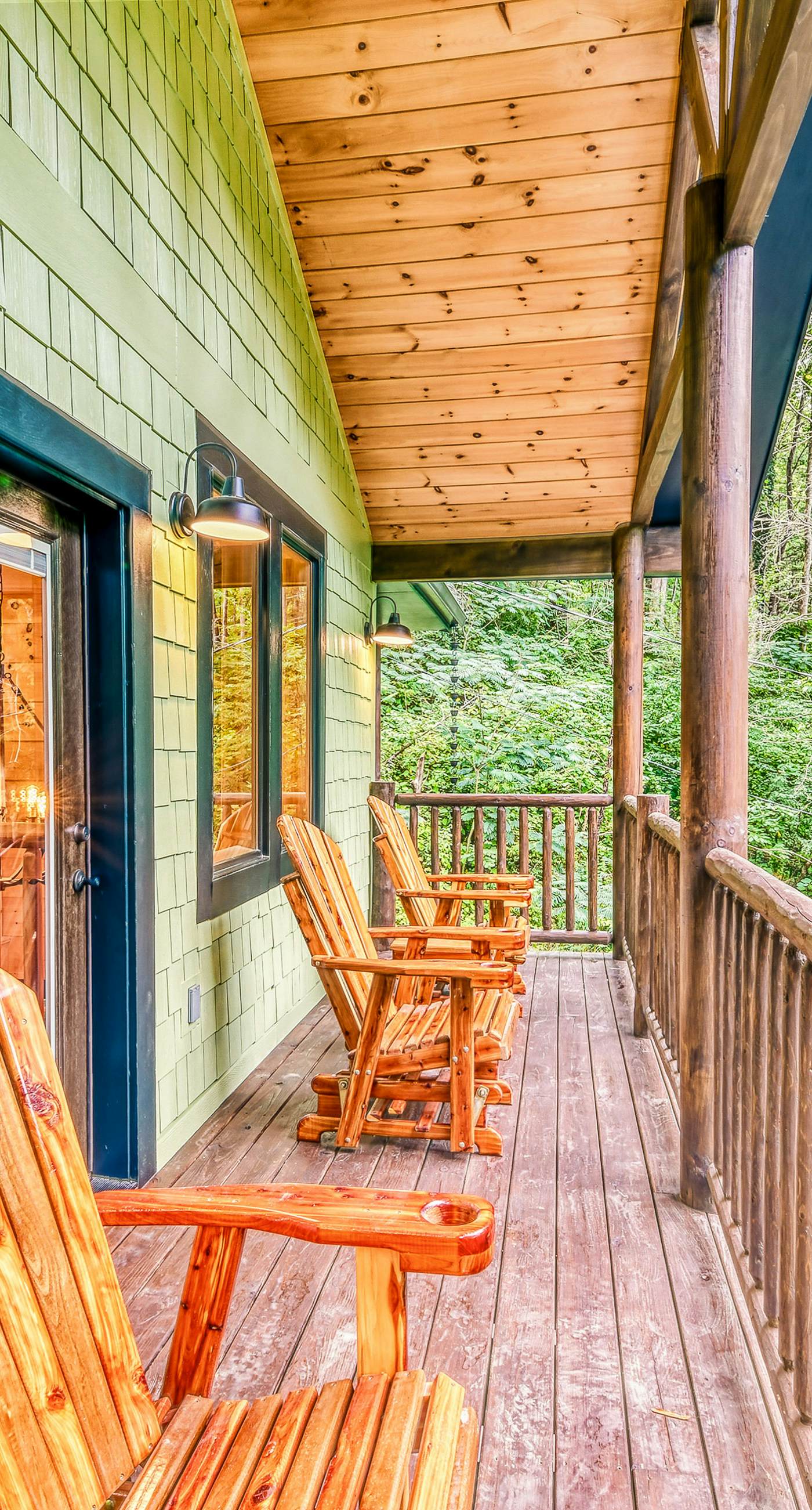 Newly Built Luxe Chalet, Sleeps 10, Hot Tub, Deck