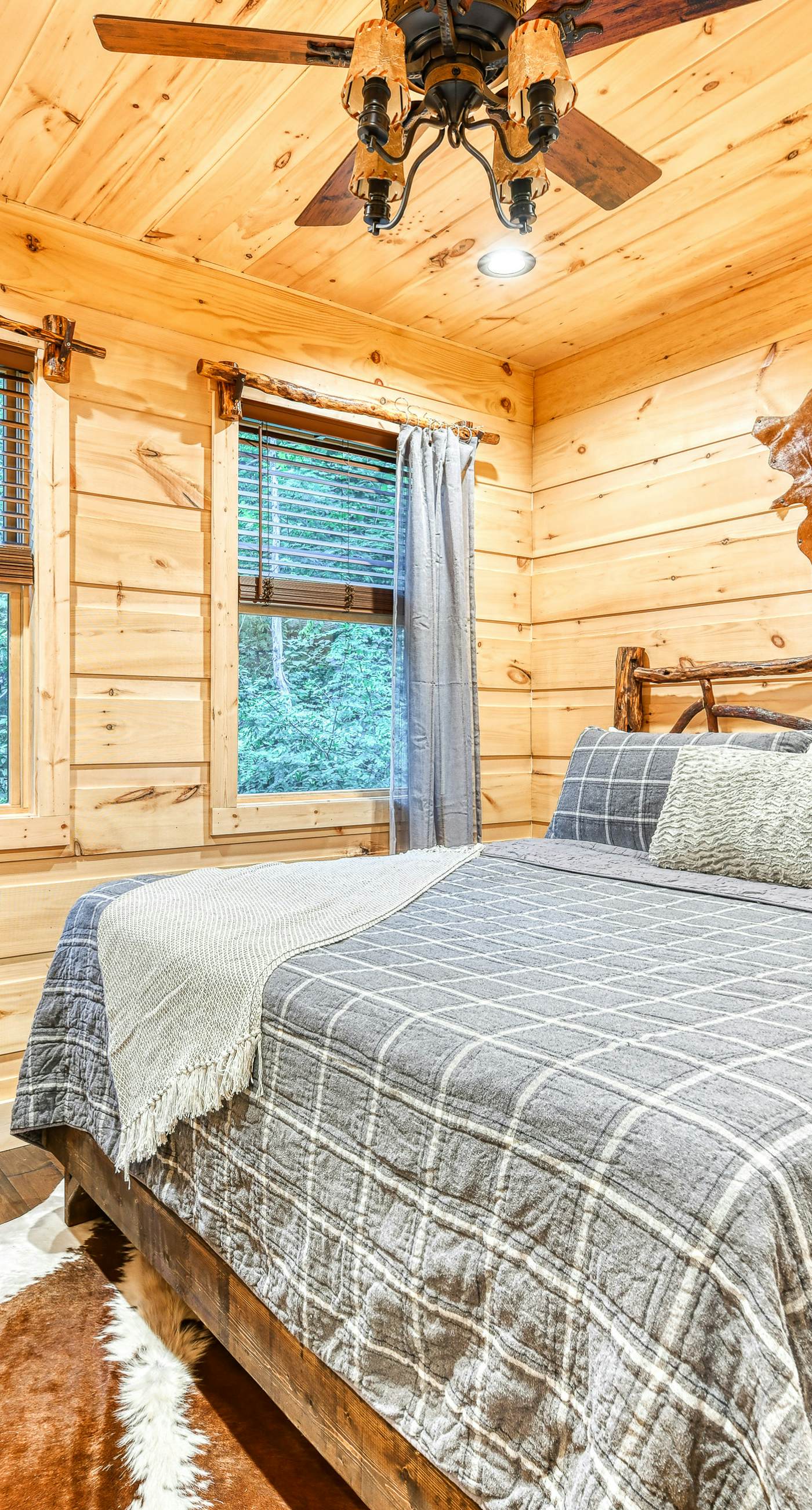 Newly Built Luxe Chalet, Sleeps 10, Hot Tub, Deck