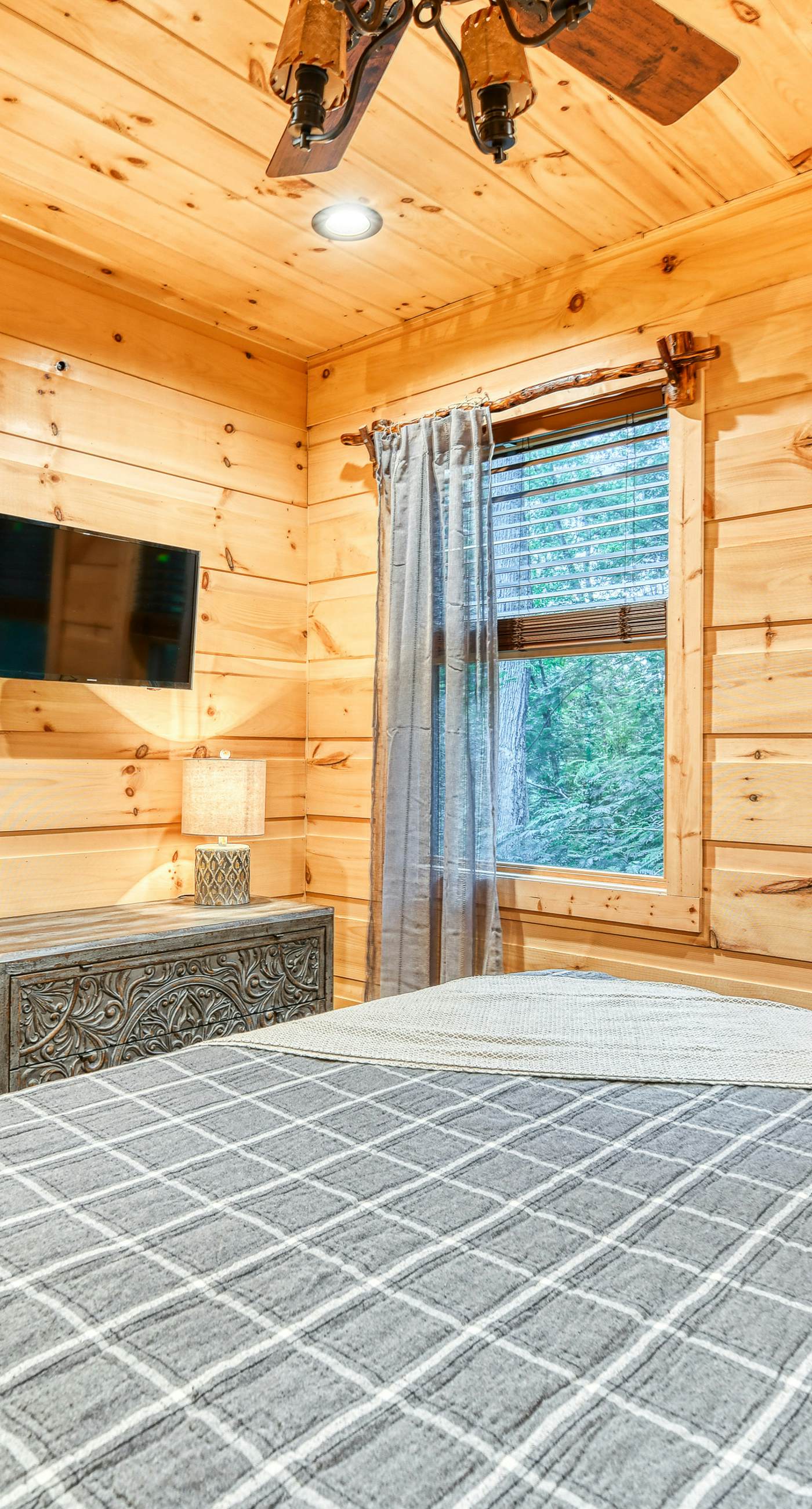 Newly Built Luxe Chalet, Sleeps 10, Hot Tub, Deck